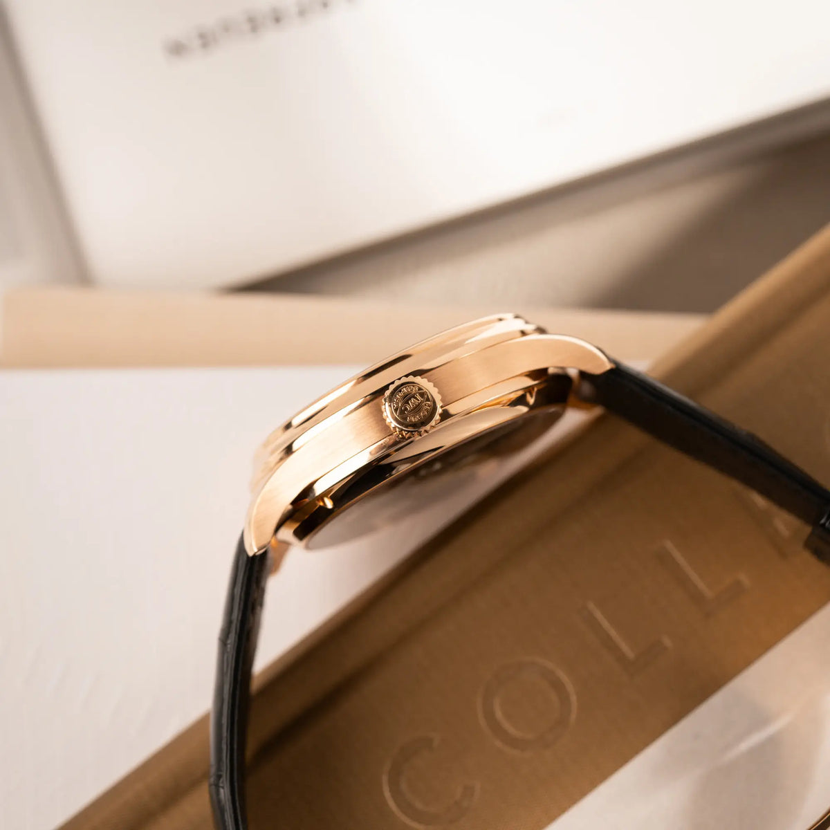 Seitliches Gehäuse und Aufzugskrone des IWC Perpetual Calenders IW502122 in 44m Rosegold
