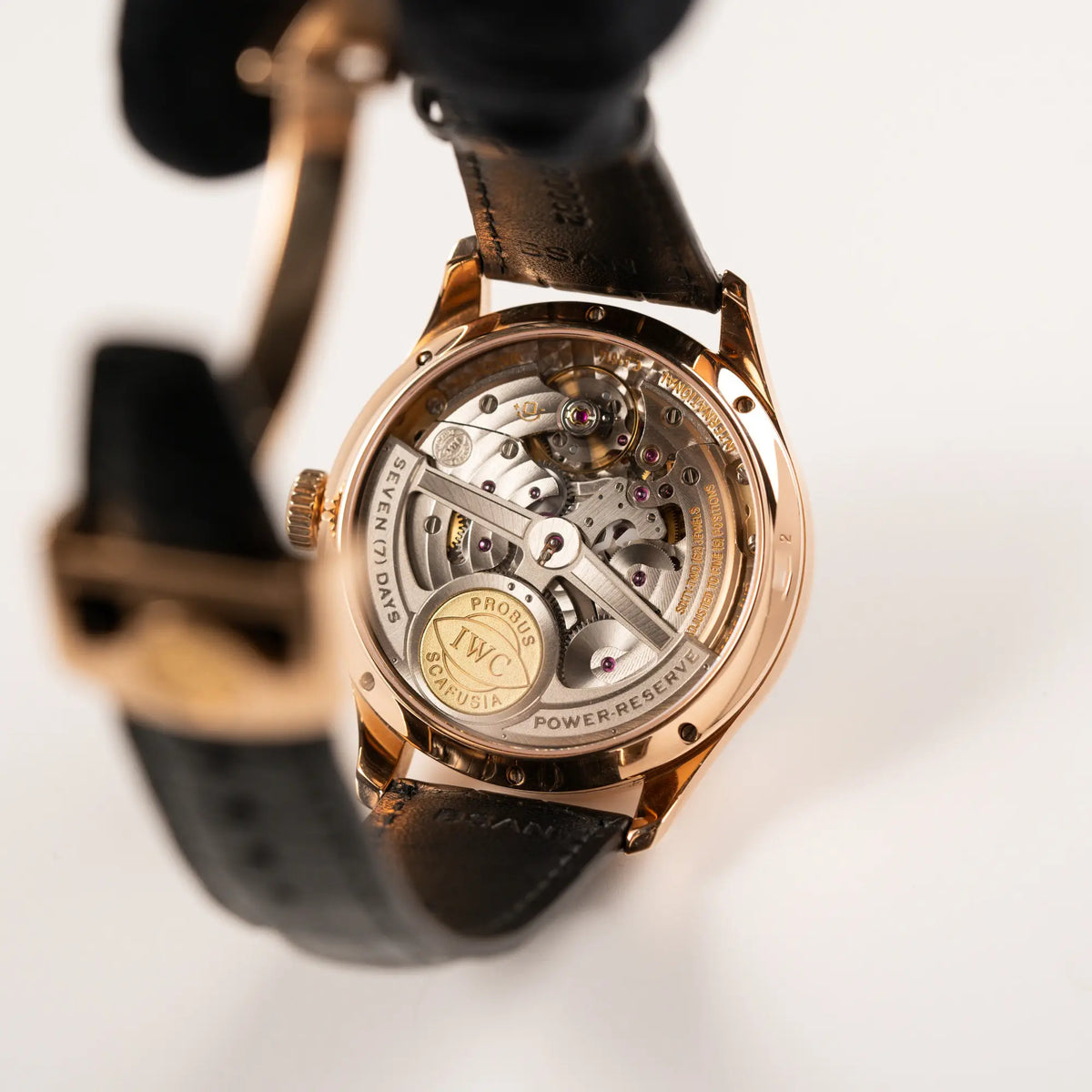 Gehäuseboden des IWC Perpetual Calenders IW502122 in 44m Rosegold mit Sichtglas zeigt das mechanische Uhrwerk