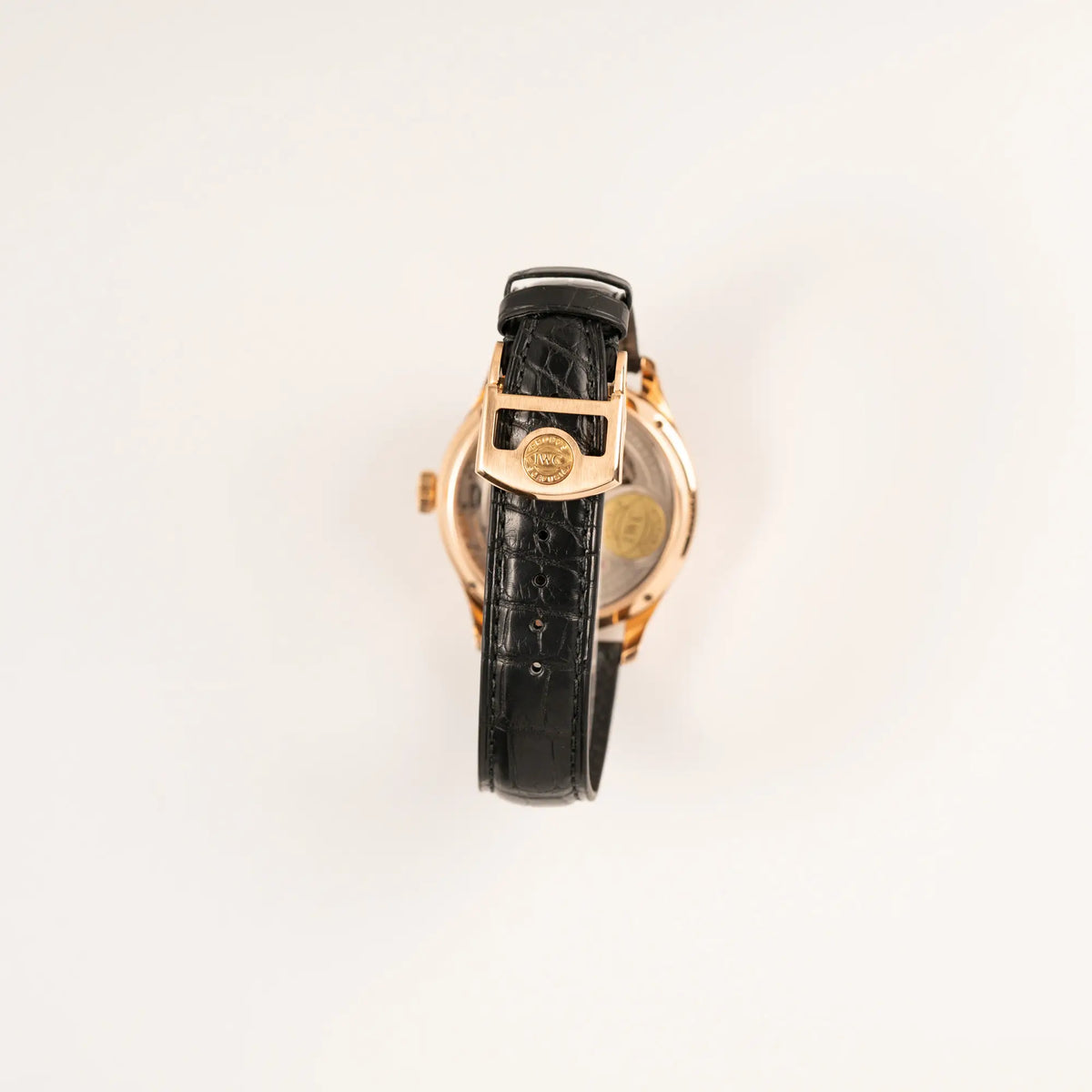 Blick auf das schwarze IWC-Lederband mit goldener Schliesse des IWC Perpetual Calenders IW502122 in 44m Rosegold