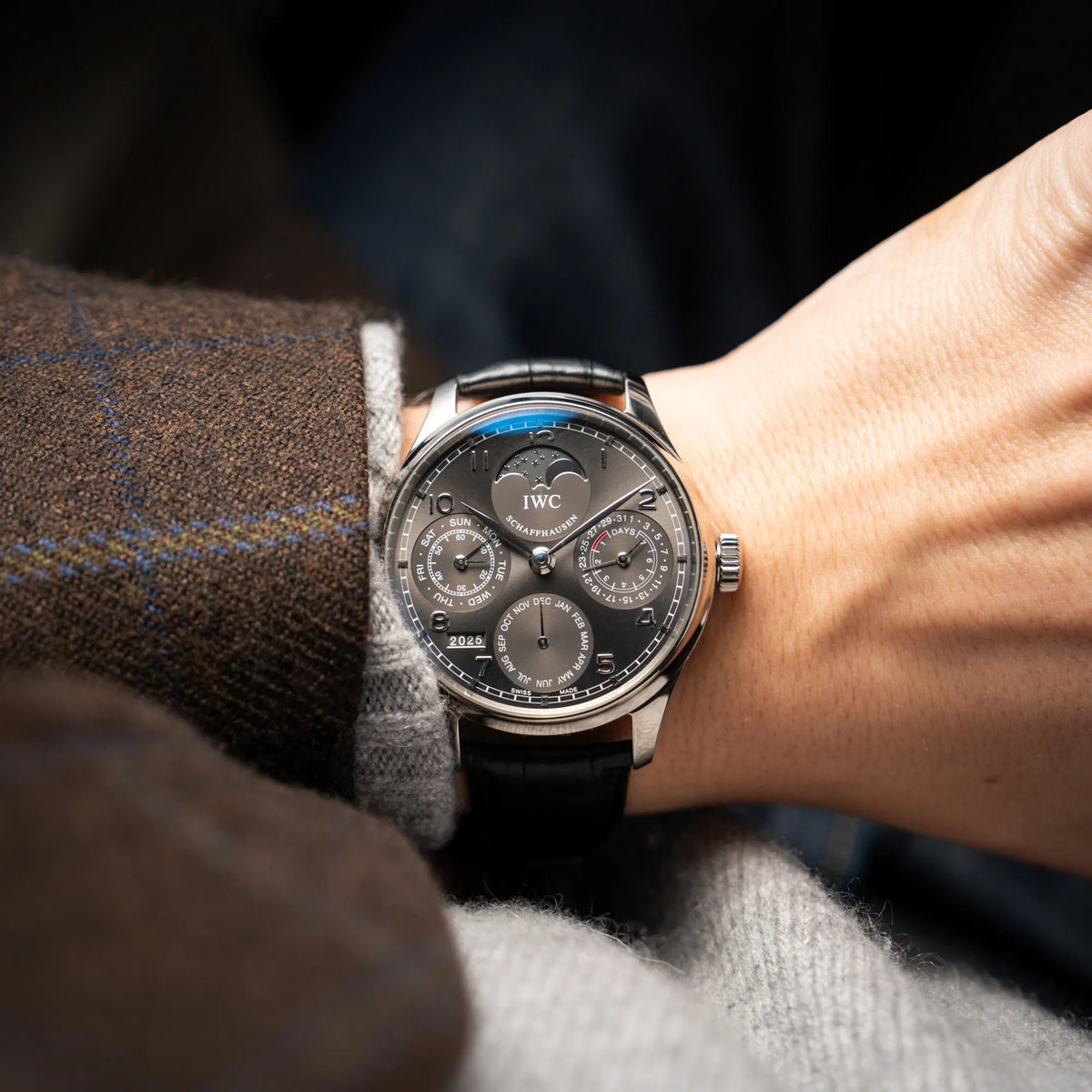 Wristshot mit dem IWC Portugieser Ewiger Kalender IW502307 mit 44m Weißgold-Gehäuse und anthrazit-farbenem Zifferblatt