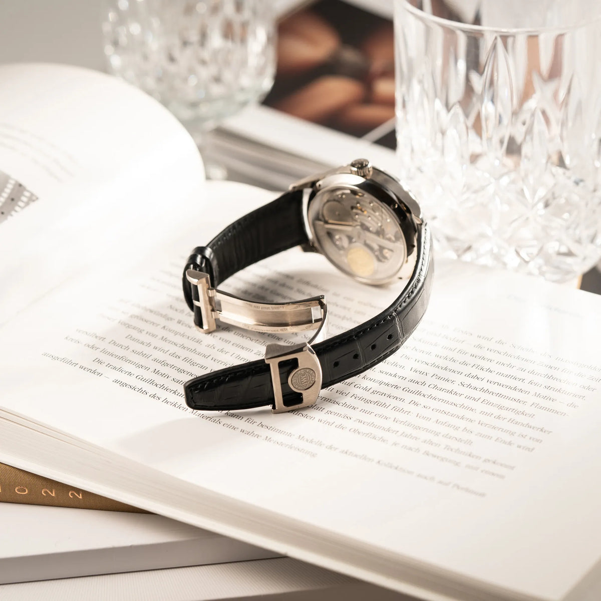 Produktfotografie des IWC Portugieser Ewiger Kalender IW502307 mit 44m Weißgold-Gehäuse und anthrazit-farbenem Zifferblatt zeigt die Faltschliesse