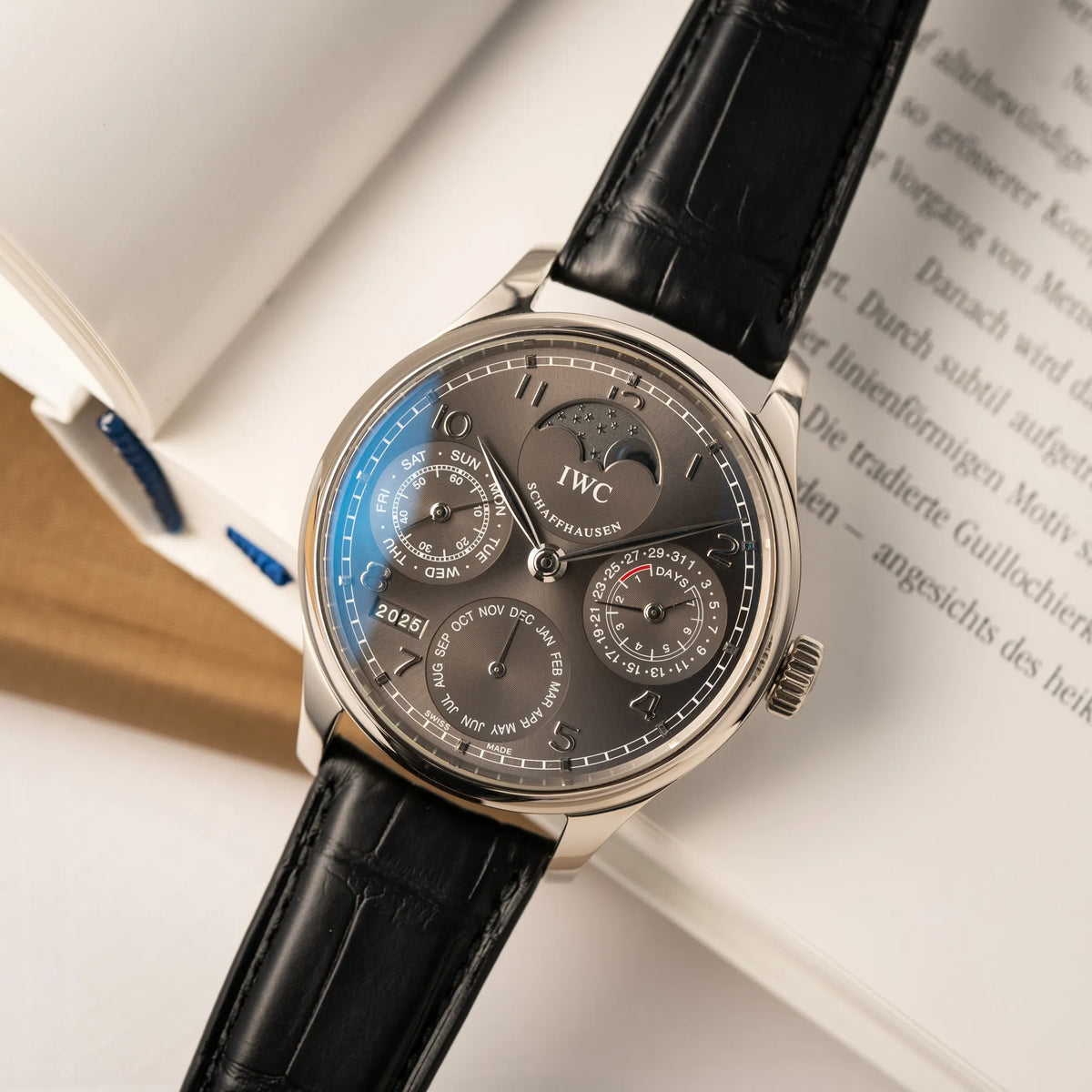 Detailaufnahme des IWC Portugieser Ewiger Kalender IW502307 mit 44m Weißgold-Gehäuse und anthrazit-farbenem Zifferblatt