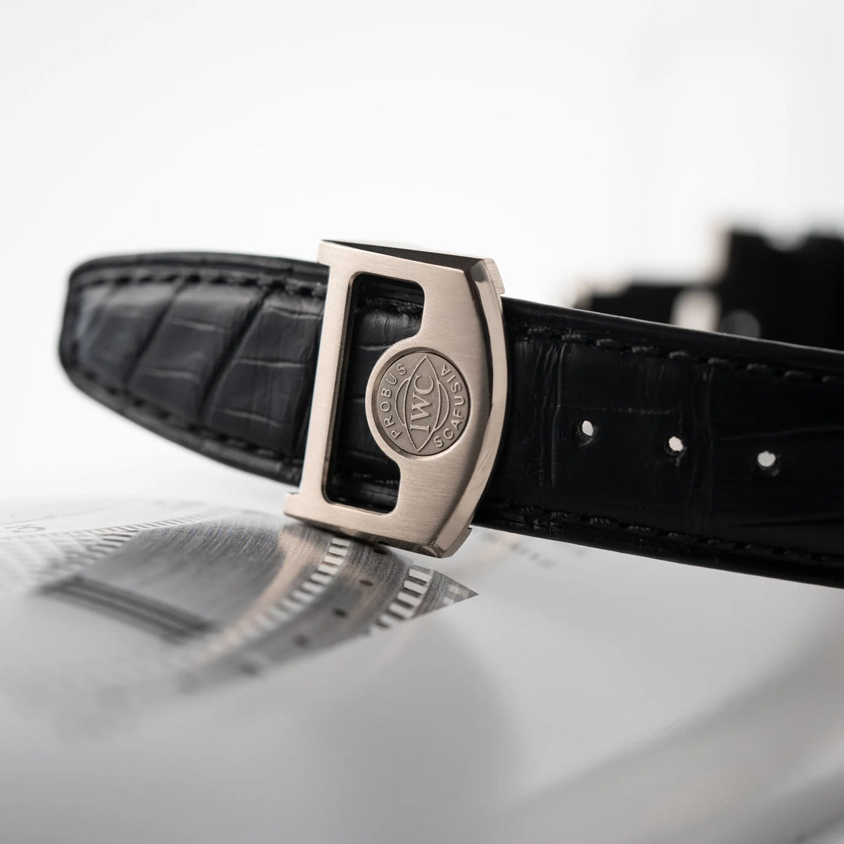 Detailaufnahme des IWC-Logos auf der Faltschliesse des IWC Portugieser Ewiger Kalender IW502307 mit 44m Weißgold-Gehäuse und anthrazit-farbenem Zifferblatt