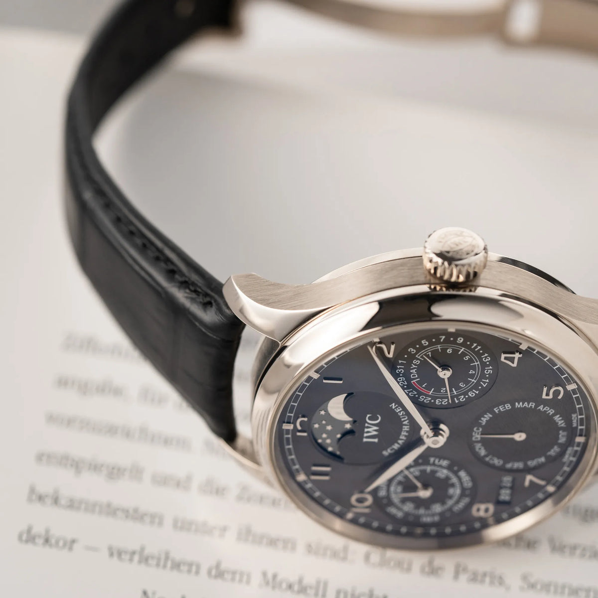 Produktfotografie des IWC Portugieser Ewiger Kalender IW502307 mit 44m Weißgold-Gehäuse und anthrazit-farbenem Zifferblatt mit Fokus auf dem oberen rechten Bandanstoß