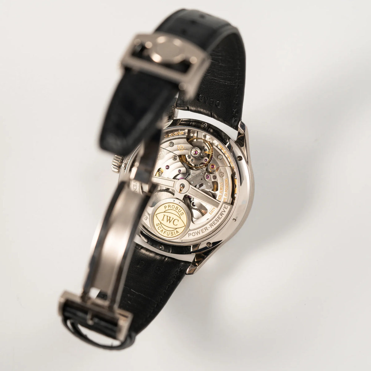 Gehäuseboden mit Sichtglas zeigt das automatische Uhrwerk des IWC Portugieser Ewiger Kalender IW502307 mit 44m Weißgold-Gehäuse und anthrazit-farbenem Zifferblatt