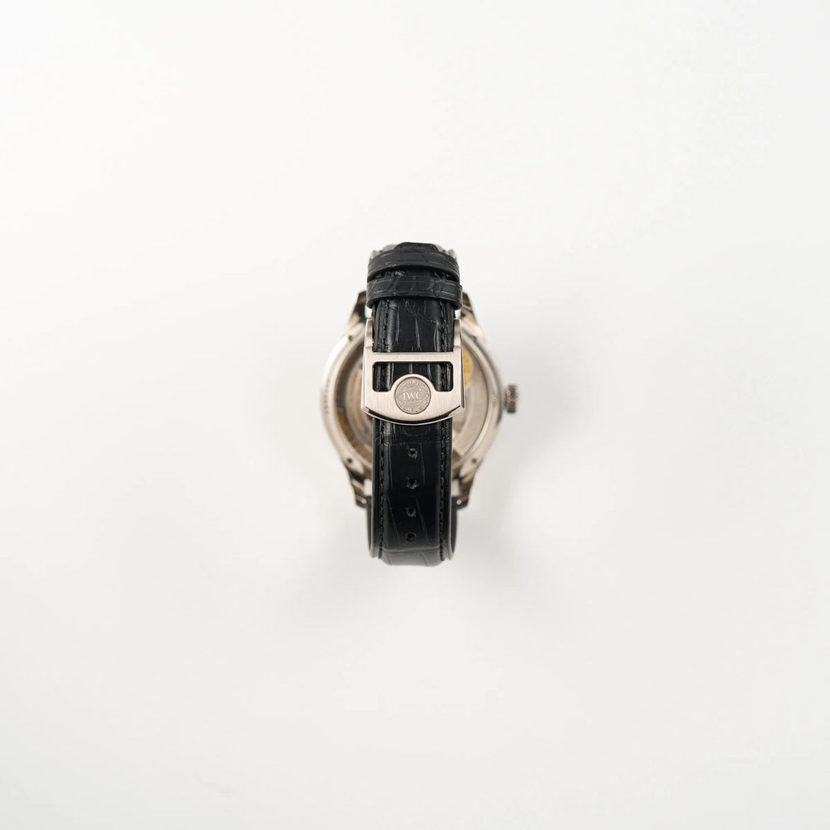 Blick auf das schwarze Lederband mit Faltschliesse von dem IWC Portugieser Ewiger Kalender IW502307 mit 44m Weißgold-Gehäuse und anthrazit-farbenem Zifferblatt