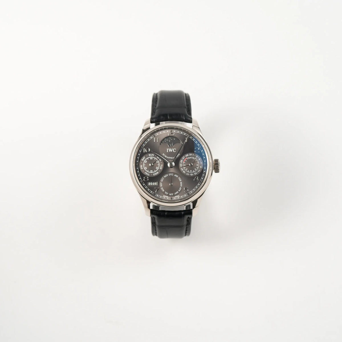 Frontale Ansicht des IWC Portugieser Ewiger Kalender IW502307 mit 44m Weißgold-Gehäuse und anthrazit-farbenem Zifferblatt