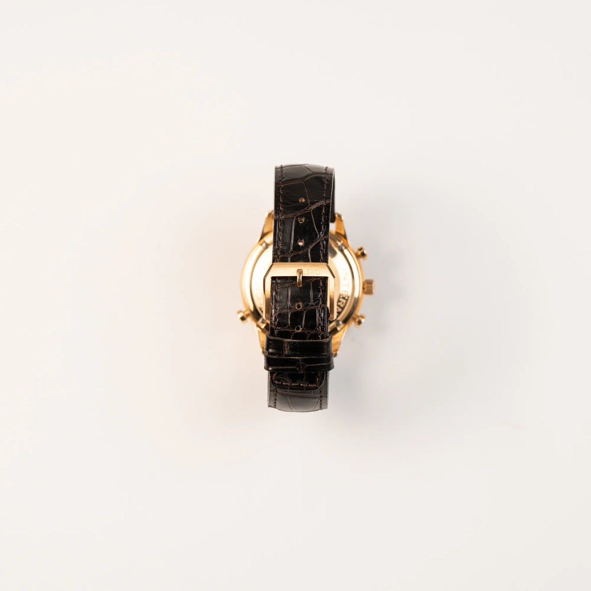 Blick auf das Band und die originale Faltschliesse des IWC Portugieser Rattrapante Doppel-Chronograph IW3712 aus 18k Roségold mit weißem Zifferblatt am braunen Lederband