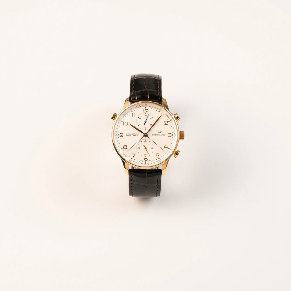 Frontale Ansicht des IWC Portugieser Rattrapante Doppel-Chronograph IW3712 aus 18k Roségold mit weißem Zifferblatt am braunen Lederband