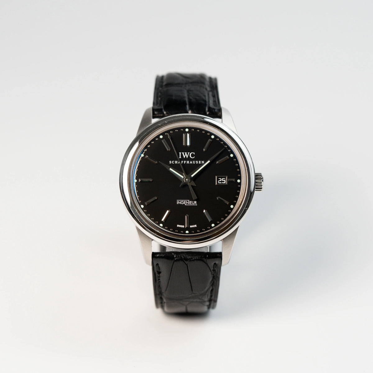 Frontale Ansicht der IWC Schaffhausen Uhr "Ingenieur" mit der Referenz IW323301 mit schwarzem Zifferblatt