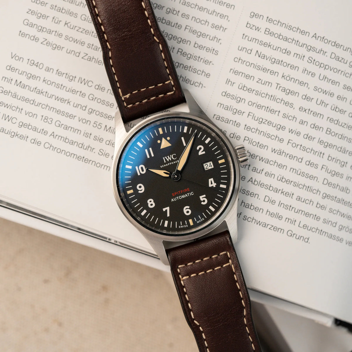 Produktfotografie der der IWC Pilotenuhr Automatic Spitfire IW326803 mit schwarzen Zifferblatt an einem braunem Lederband