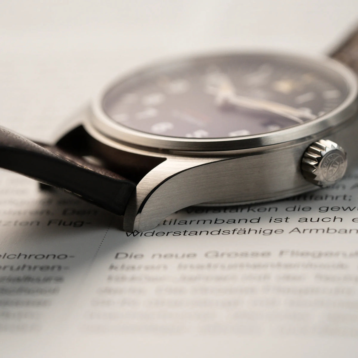 Detailaufnahme des Gehäuses der IWC Pilotenuhr Automatic Spitfire IW326803 mit schwarzen Zifferblatt an einem braunem Lederband mit Fokus auf dem Bandanstoß
