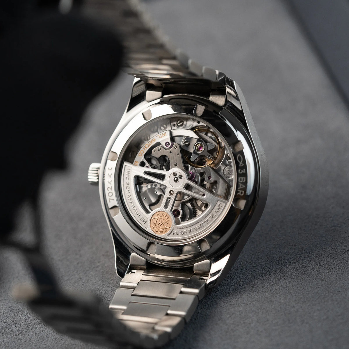 Gehäuseboden der IWC Armbanduhr Portugieser 40 Automatic mit blauem Zifferblatt am IWC-Edelstahlband mit Blick auf das mechanische Caliber 82200 durch den Sichtboden