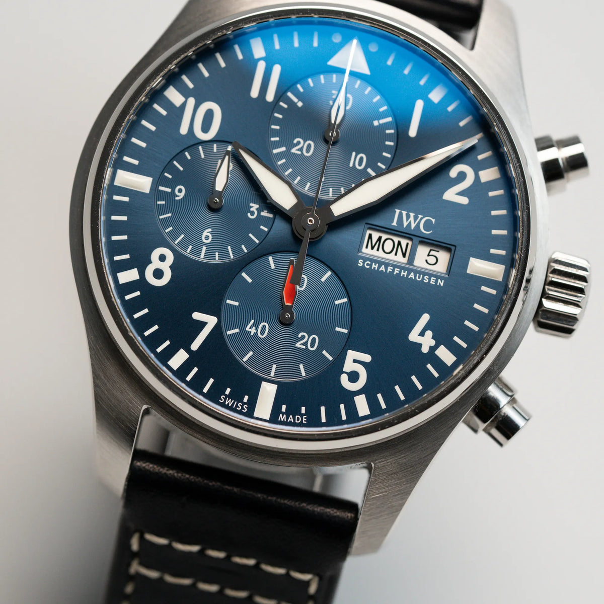 Detailaufnahme des blauen Zifferblatts der IWC Schaffhausen Pilot Fliegeruhr Chronograph 41 mit der Referenz IW388101