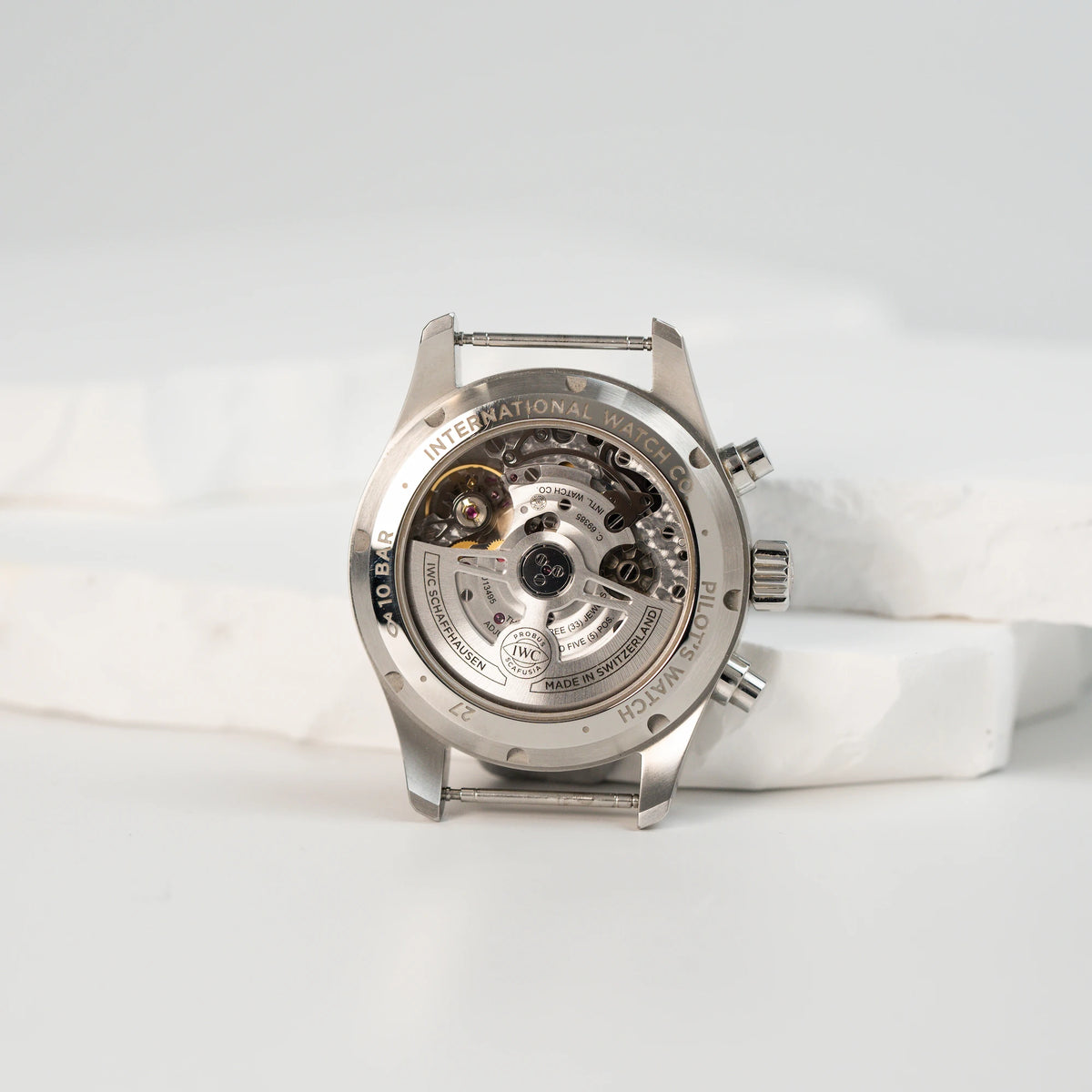 Blick auf das Werk durch den gläsernen Gehäuseboden der Glasboden der IWC Schaffhausen Pilot Fliegeruhr Chronograph 41 mit der Referenz IW388101