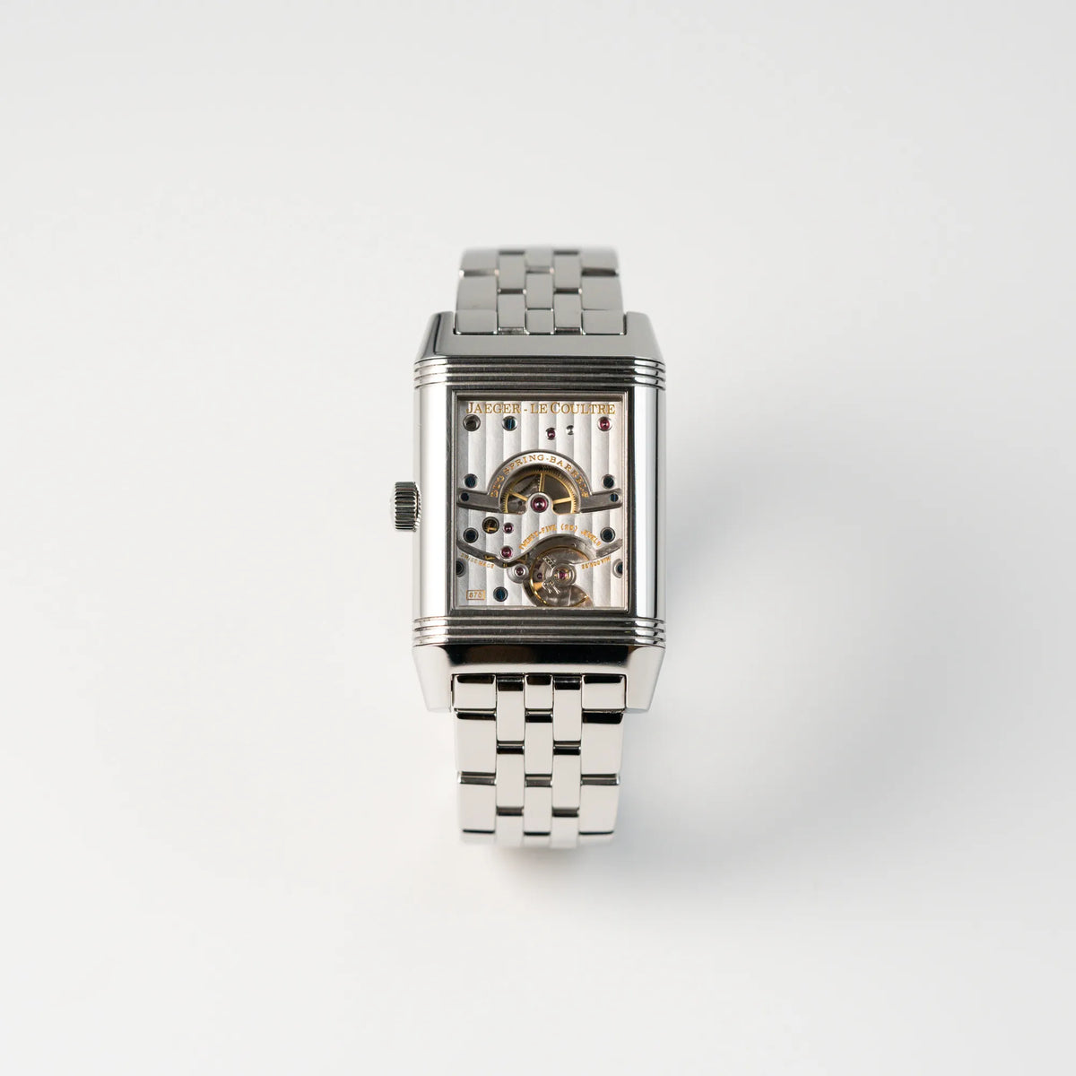 Frontale Ansicht der Jaeger LeCoultre Reverso Grand Date Armbanduhr mit Blick auf das Uhrwerk durch den umgedrehten Klapp-Mechanismus