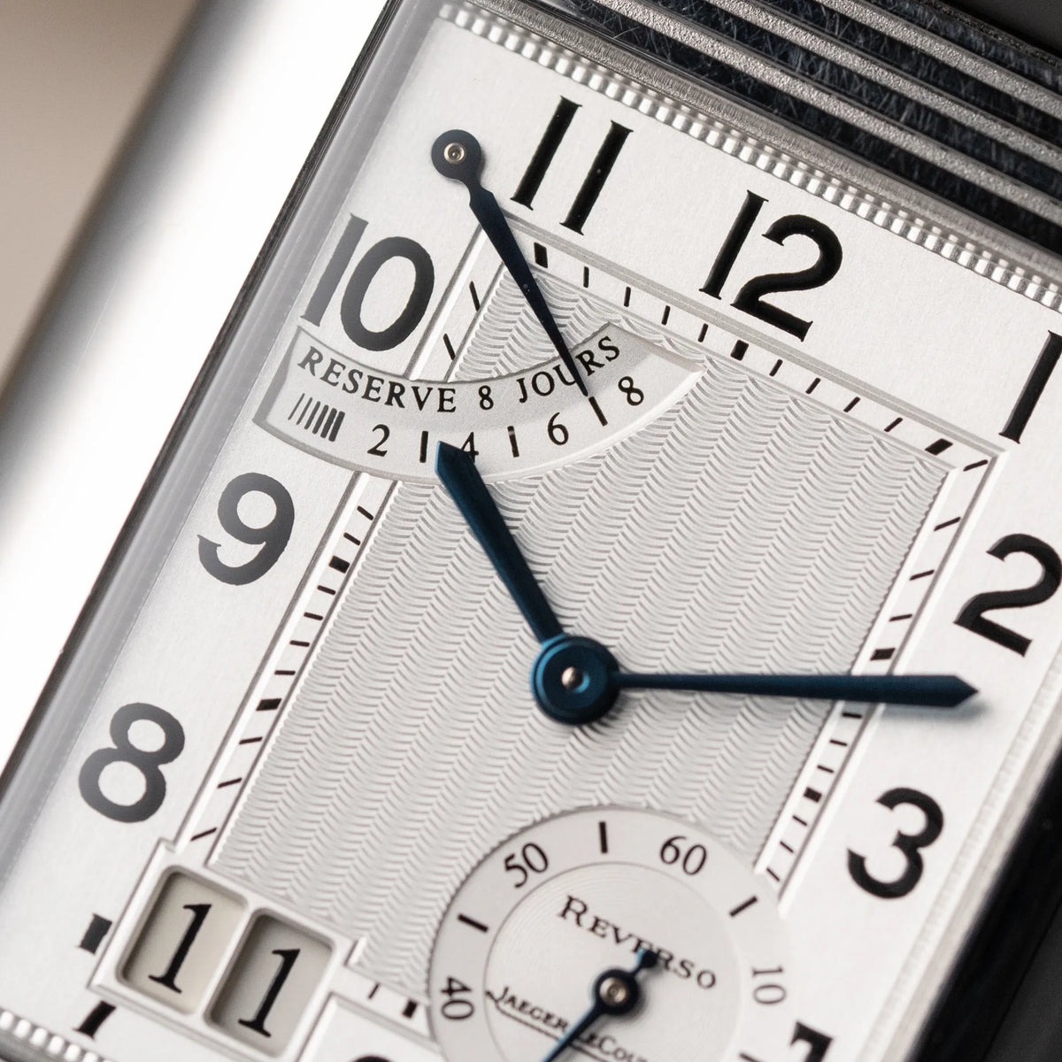 Detailaufnahme des Zifferblatts der Jaeger LeCoultre Reverso Grand Date Armbanduhr