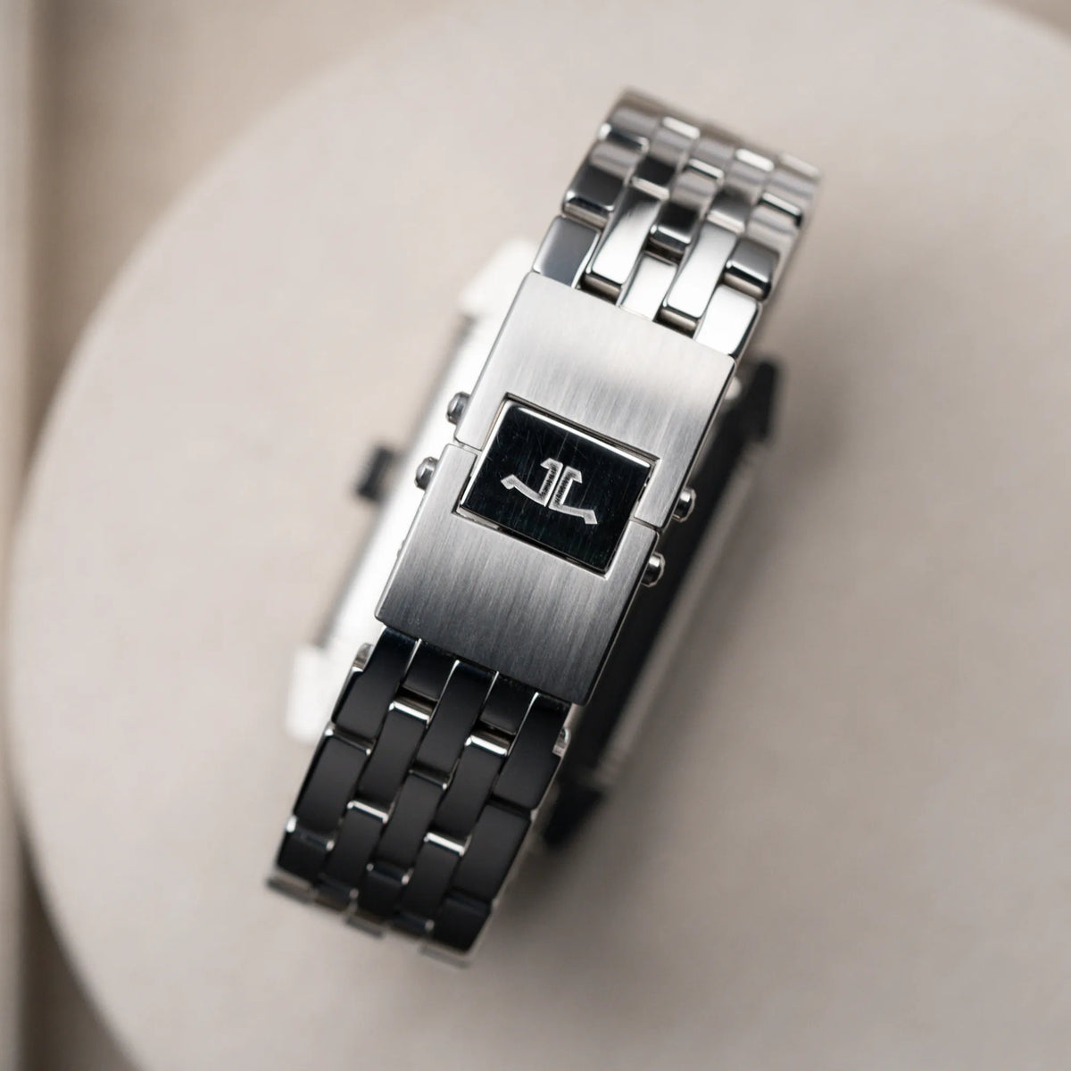 Detailaufnahme der Faltschliesse der Jaeger LeCoultre Reverso Grand Date Armbanduhr 