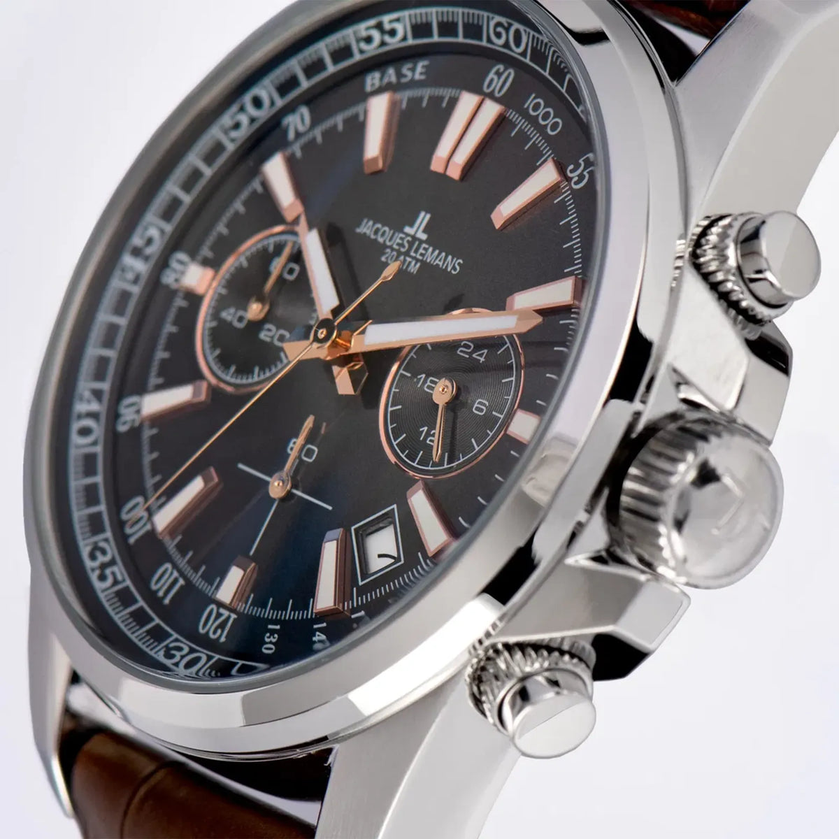 Seitliche Gehäuseflanke mit Blick auf die Krone der Jacques Lemans 1-2117W Chronograph-Armbanduhr für Herren mit einem anthrazitfarbenen Zifferblatt, roségoldfarbenen Ziegern und Edelstahl-Gehäuse an einem braunem Lederarmband mit einer groben Struktur und mit weißer Ziernaht 