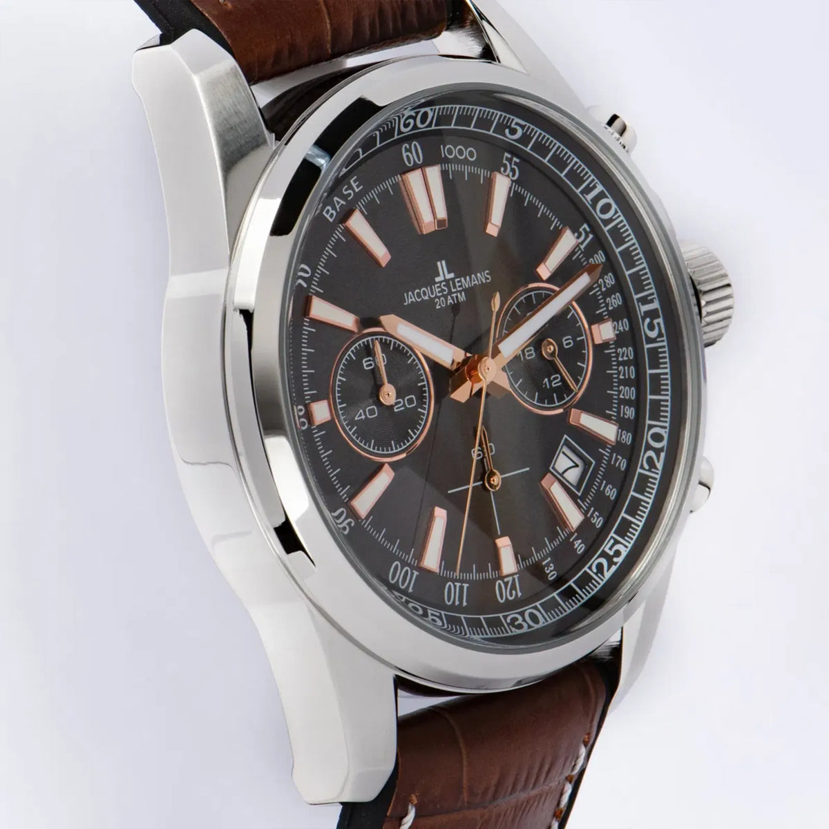Seitliche Gehäuseflanke der Jacques Lemans 1-2117W Chronograph-Armbanduhr für Herren mit einem anthrazitfarbenen Zifferblatt, roségoldfarbenen Ziegern und Edelstahl-Gehäuse an einem braunem Lederarmband mit einer groben Struktur und mit weißer Ziernaht 