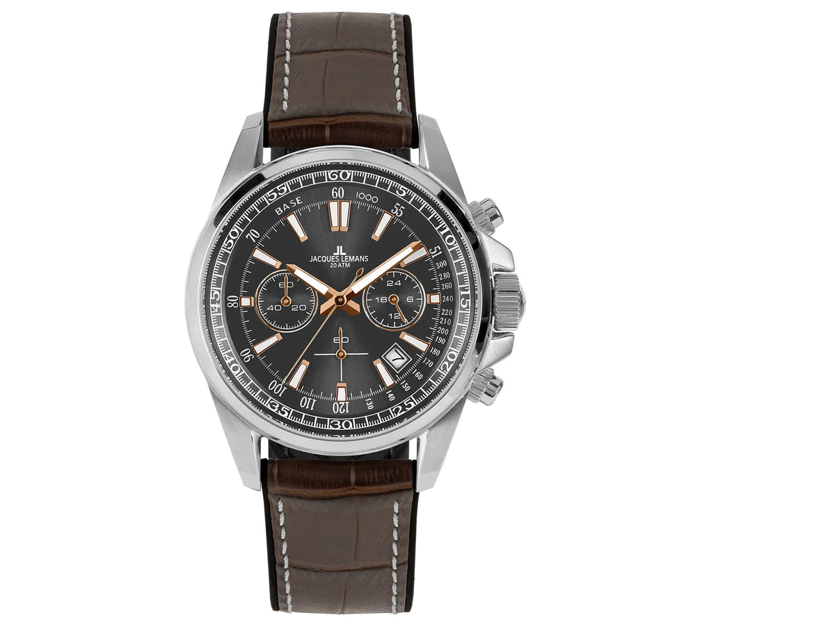Frontale Ansicht der Jacques Lemans 1-2117W Chronograph-Armbanduhr für Herren mit einem anthrazitfarbenen Zifferblatt, roségoldfarbenen Ziegern und Edelstahl-Gehäuse an einem braunem Lederarmband mit einer groben Struktur und mit weißer Ziernaht 