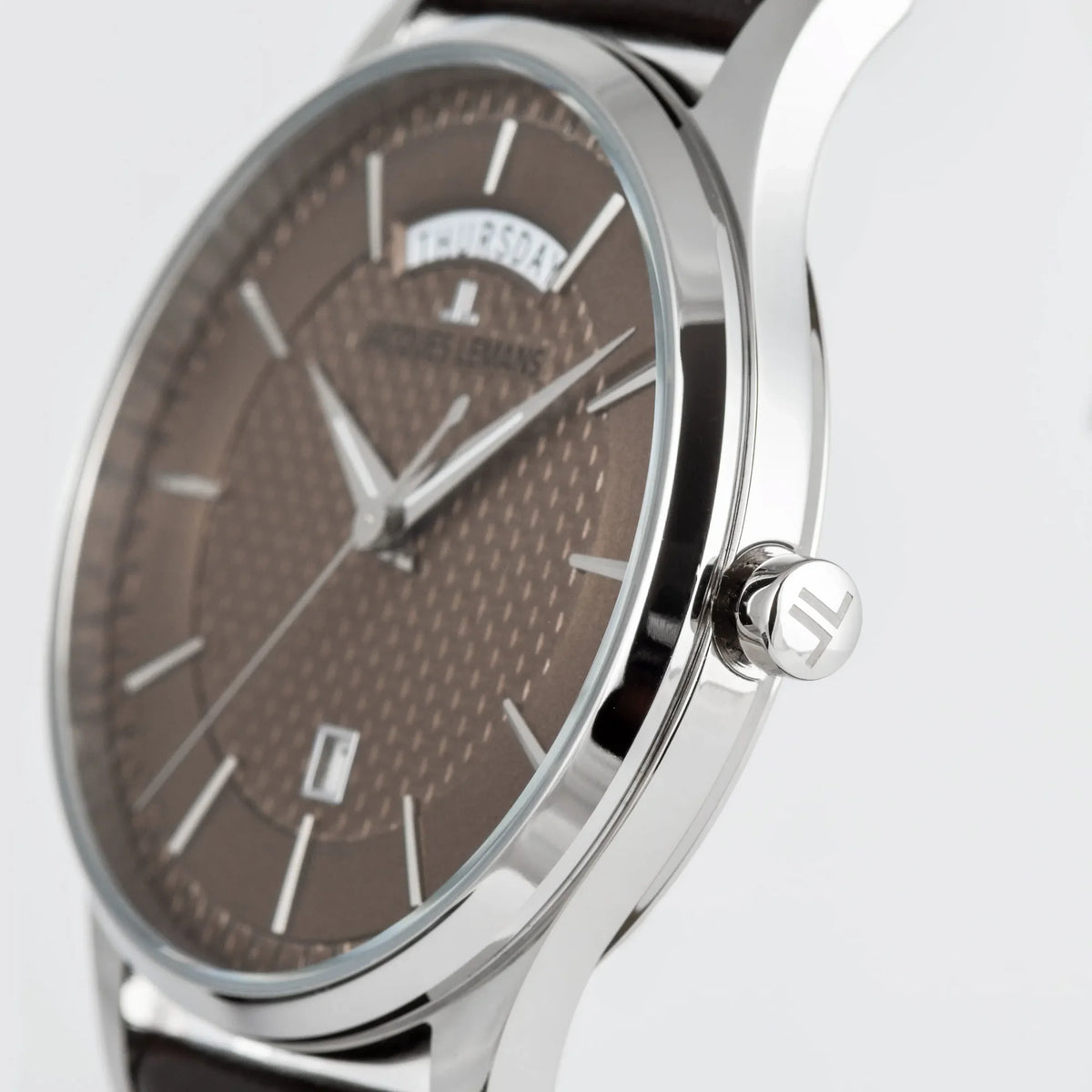 Seitliche Gehäuseflanke mit Krone von der Jacques Lemans 1-2193K Derby Armbanduhr mit Tages und Datumsanzeige, welche farblich abgestimmt ist durch ein bronzefarbenes Zifferblatt und ein braunes Lederband