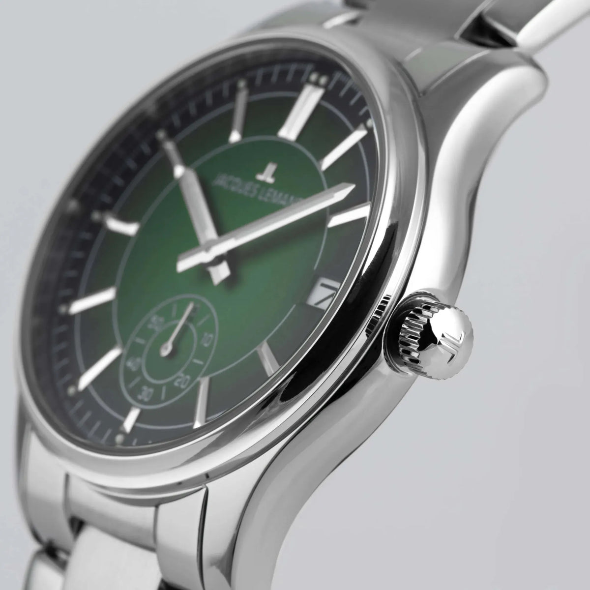 Detailaufnahme der seitlichen Gehäuseflanke mit Krone von der Jacques Lemans Derby 1-2197H Armbanduhr in Edelstahl mit grünem Zifferblatt