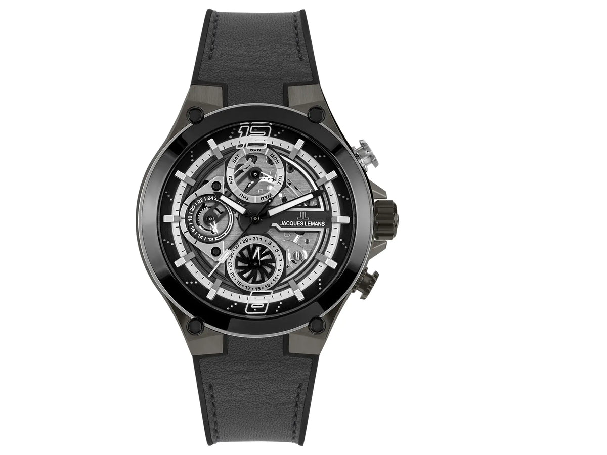 Frontale Ansicht der multifunktionalen Jacques Lemans Herrenuhr Manchester 1-2150A mit einem ip-beschichteten schwarzen Gehäuse und einem skelettiertem Zifferblatt (weißer Hintergrund)