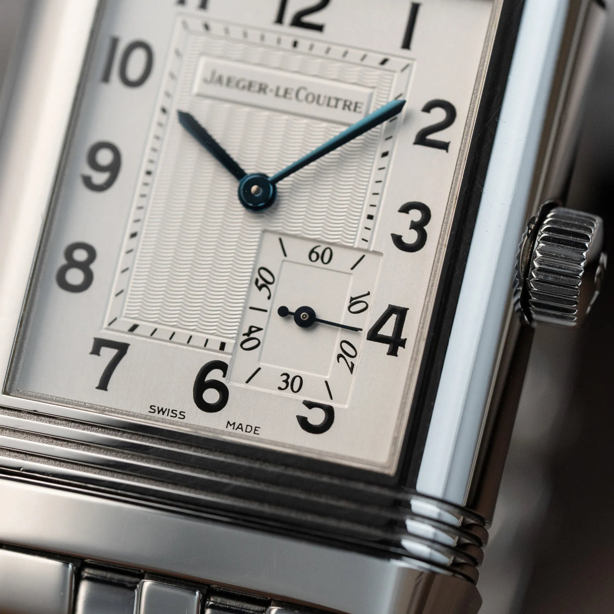 Detailaufnahme der Jaeger LeCoultre Grand Reverso 8 am Stahlband mit silbernem Zifferblatt mit Fokus auf der kleinen Sekunde