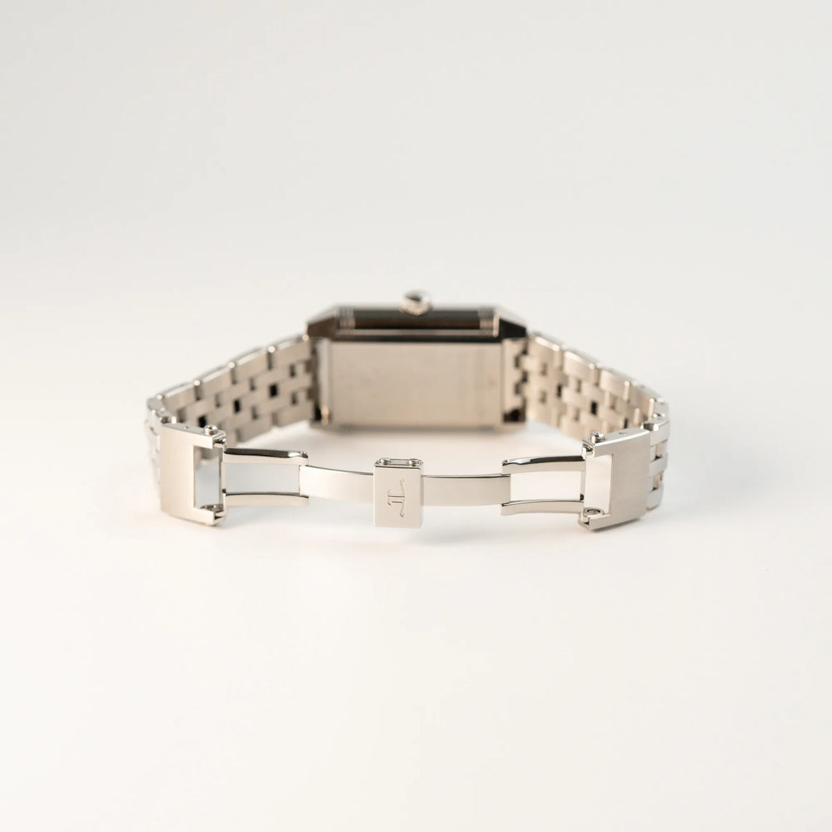 Geöffnete Faltschliesse der Jaeger LeCoultre Grand Reverso 8 am Stahlband mit silbernem Zifferblatt