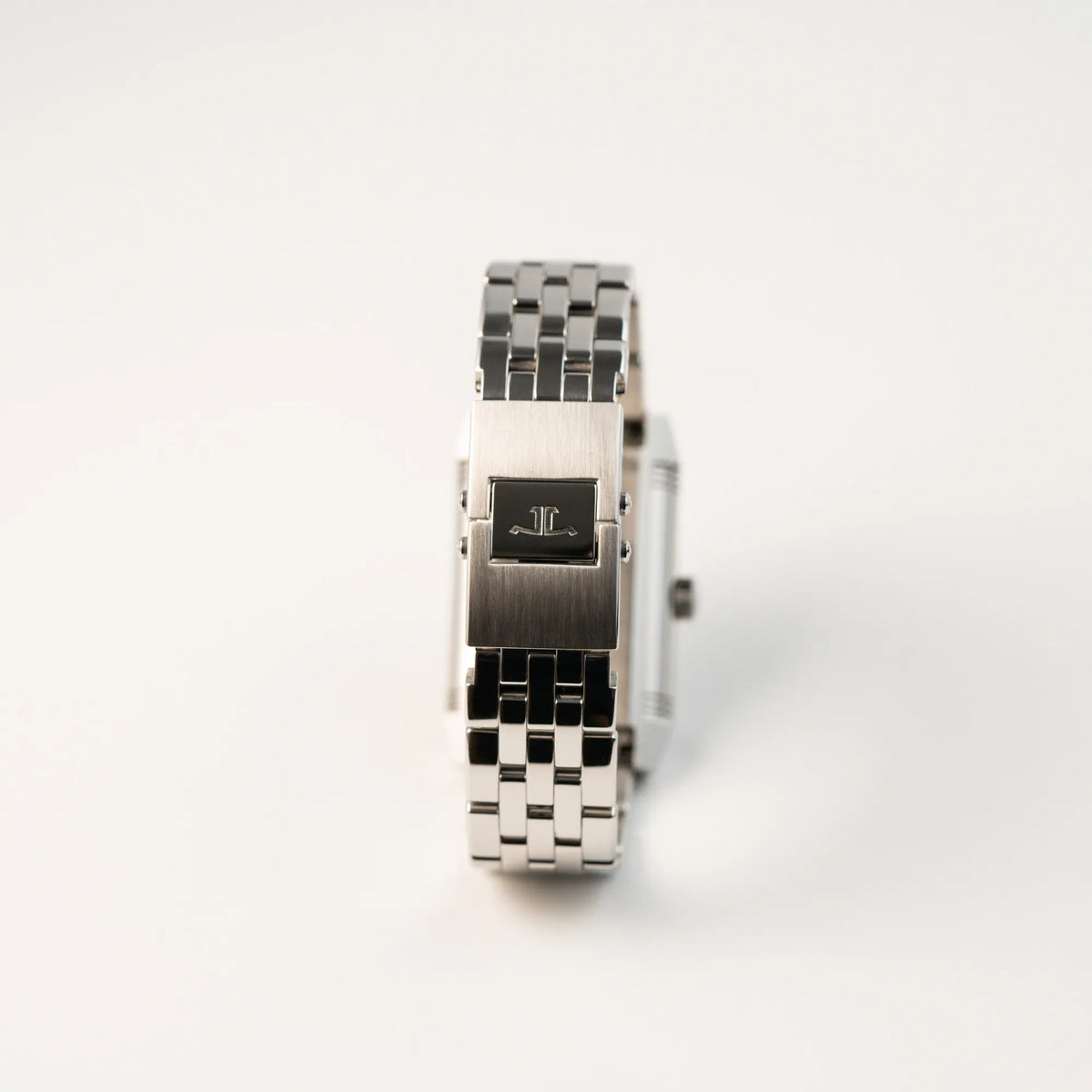 Rückseite der Jaeger LeCoultre Grand Reverso 8 am Stahlband mit Blick auf die originale Faltschliesse