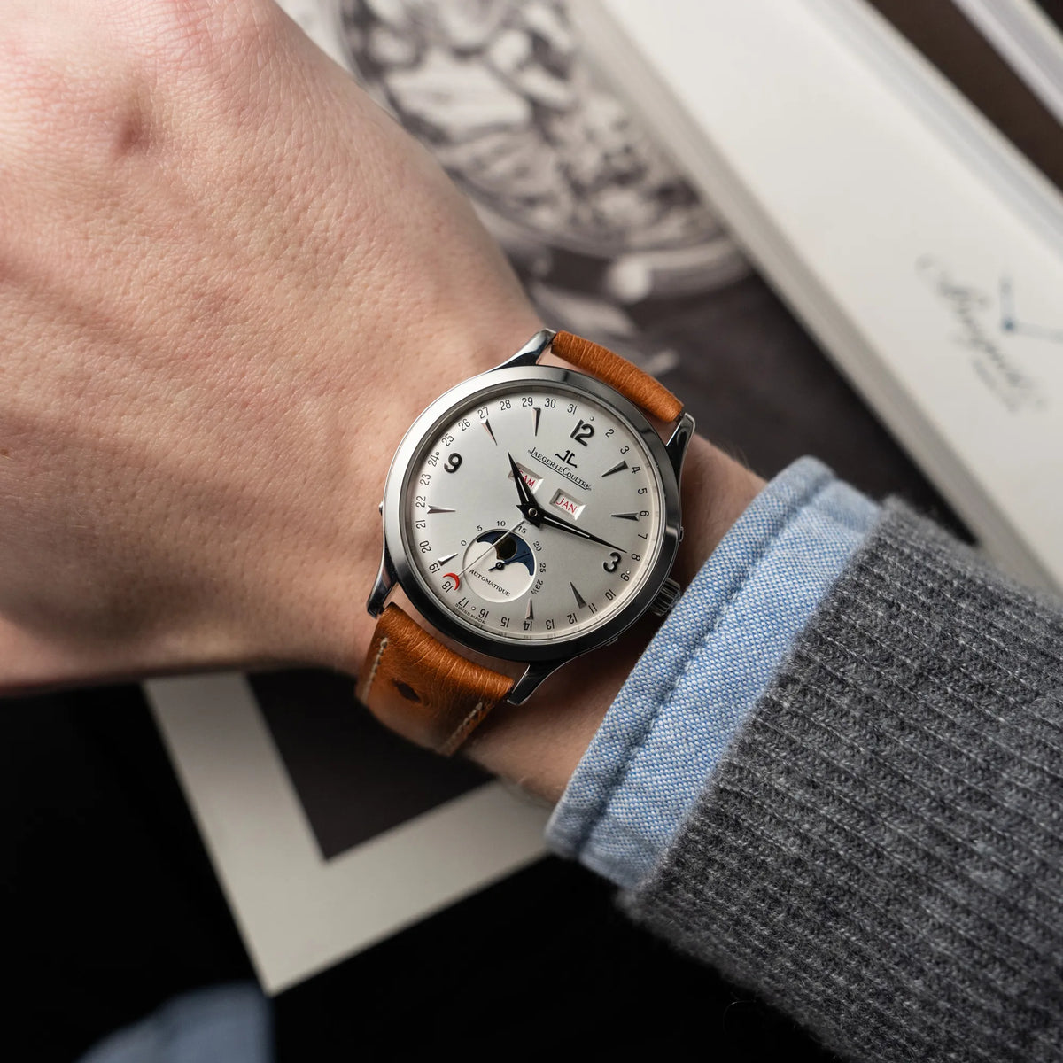 Wristshot mit der Jaeger LeCoultre Master Control Calender Moonphase mit silbernem Zifferblatt an einem braunen JLC-Lederband