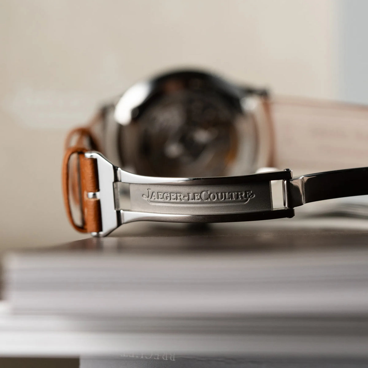 Detailaufnahme der Faltschliesse mit dem Markennlogo der Jaeger LeCoultre Master Control Calender Moonphase mit silbernem Zifferblatt an einem braunen JLC_Lederband