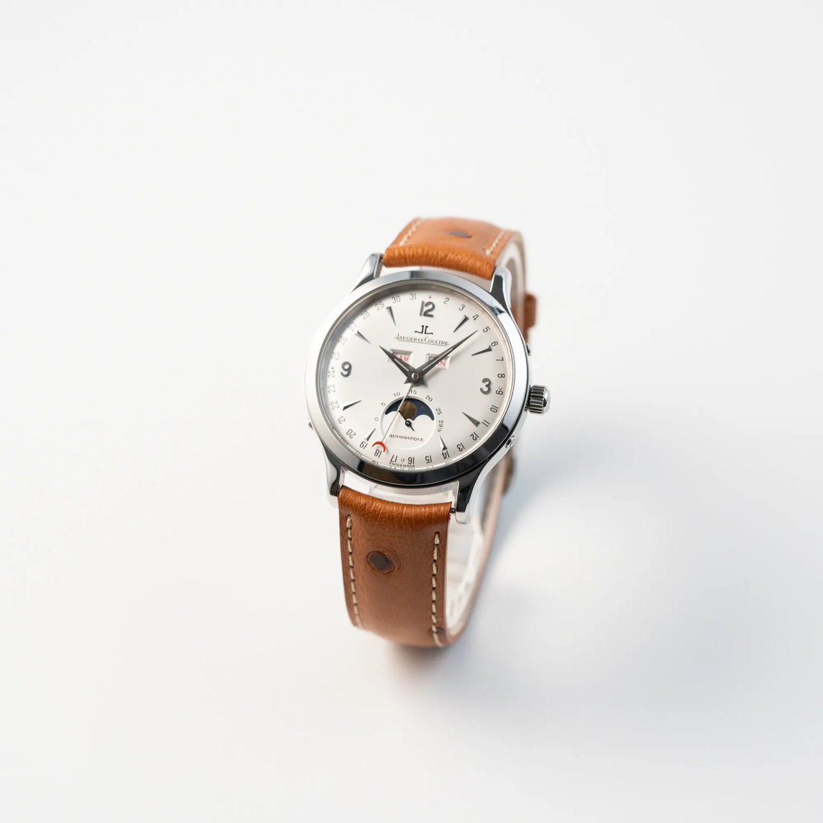 Leicht schräge Ansicht der Jaeger LeCoultre Master Control Calender Moonphase mit silbernem Zifferblatt an einem braunen JLC_Lederband