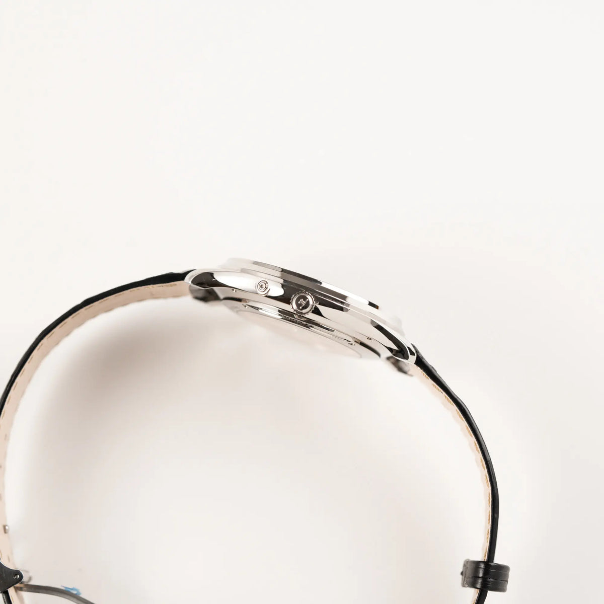 Seitliches Gehäuse mit Blick auf die Aufzugskrone der Jaeger-LeCoultre Master Control Q1368470 mit Datum und Mondphase in der schwarzen Zifferblattvariante