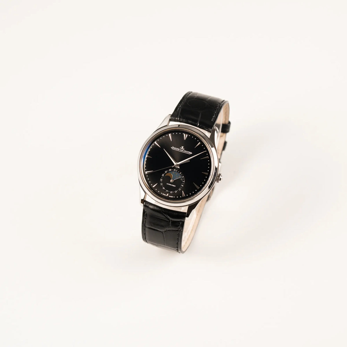 Leicht schräge Ansicht der Jaeger-LeCoultre Master Control Q1368470 mit Datum und Mondphase in der schwarzen Zifferblattvariante