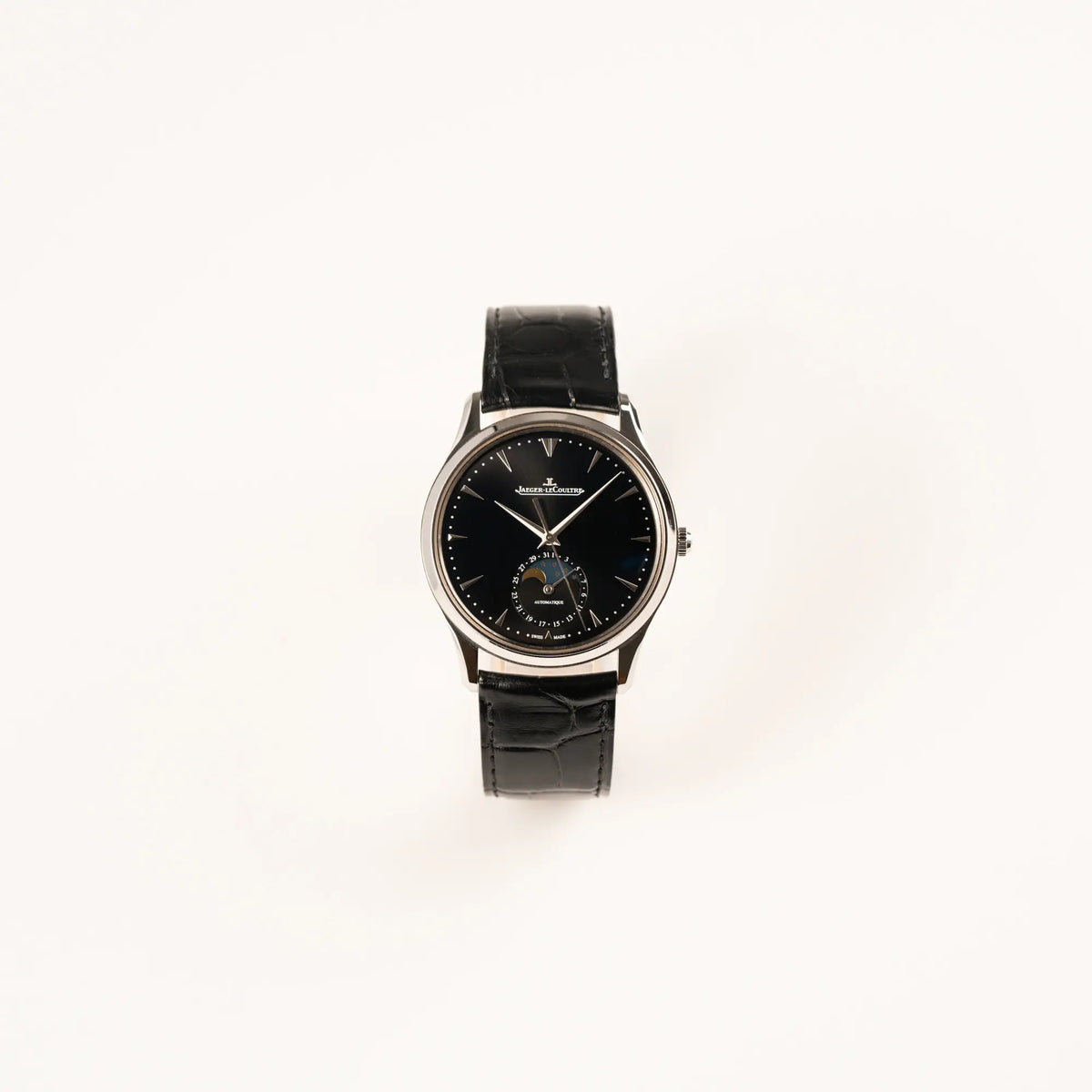 Frontale Ansicht der Jaeger-LeCoultre Master Control Q1368470 mit Datum und Mondphase in der schwarzen Zifferblattvariante