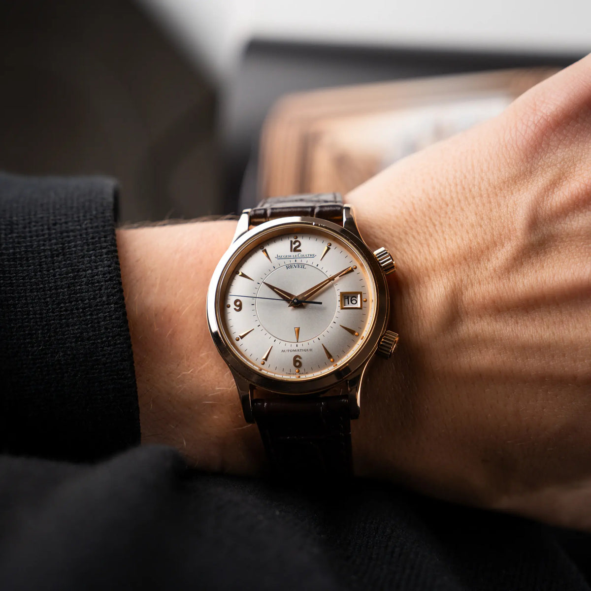 Wristshot mit der Jaeger-LeCoultre Master Memovox 141.2.97 Armbanduhr in Rosegold mit braunem Lederband