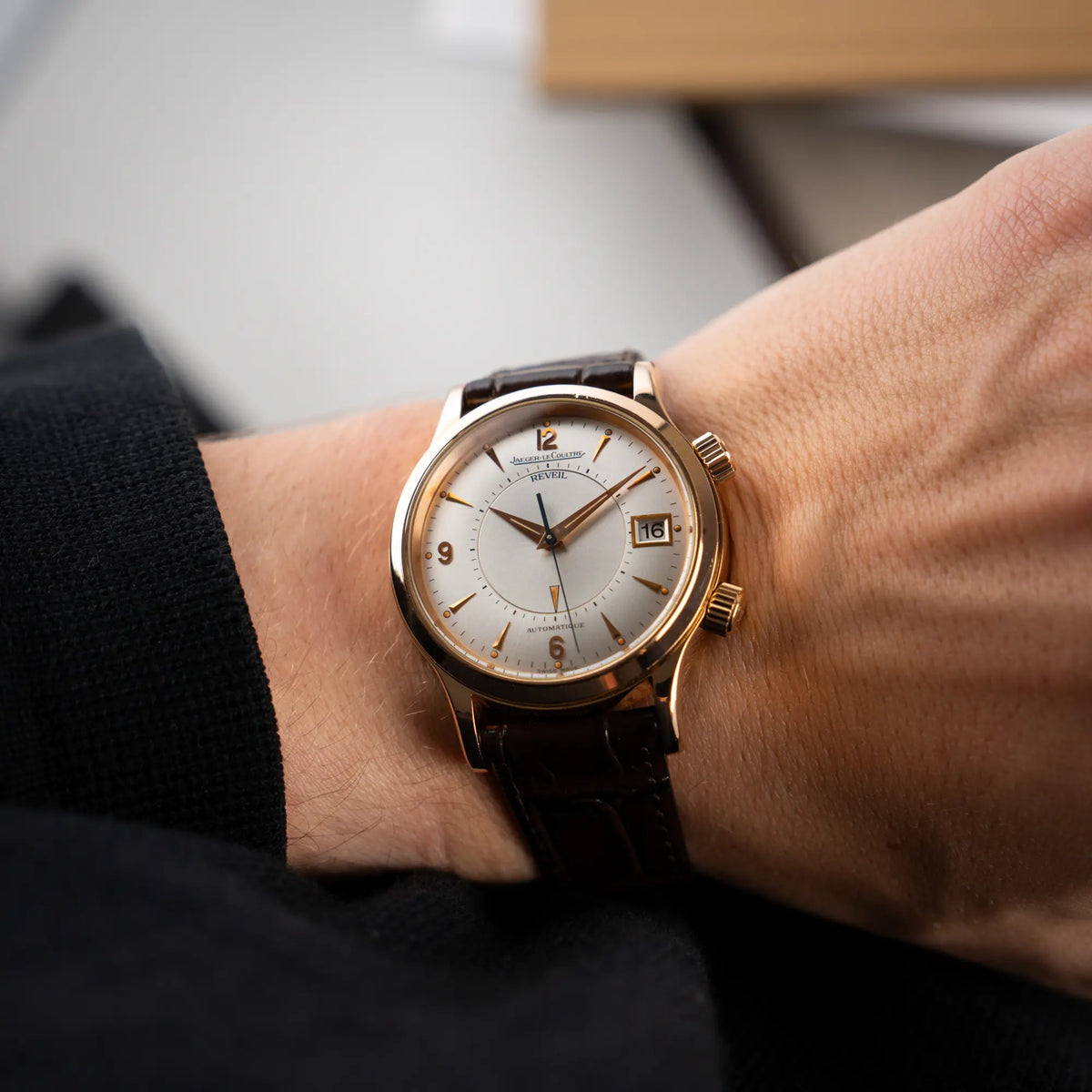 Mann trägt die Jaeger-LeCoultre Master Memovox 141.2.97 Armbanduhr in Rosegold mit braunem Lederband für einen Wristshot am Arm