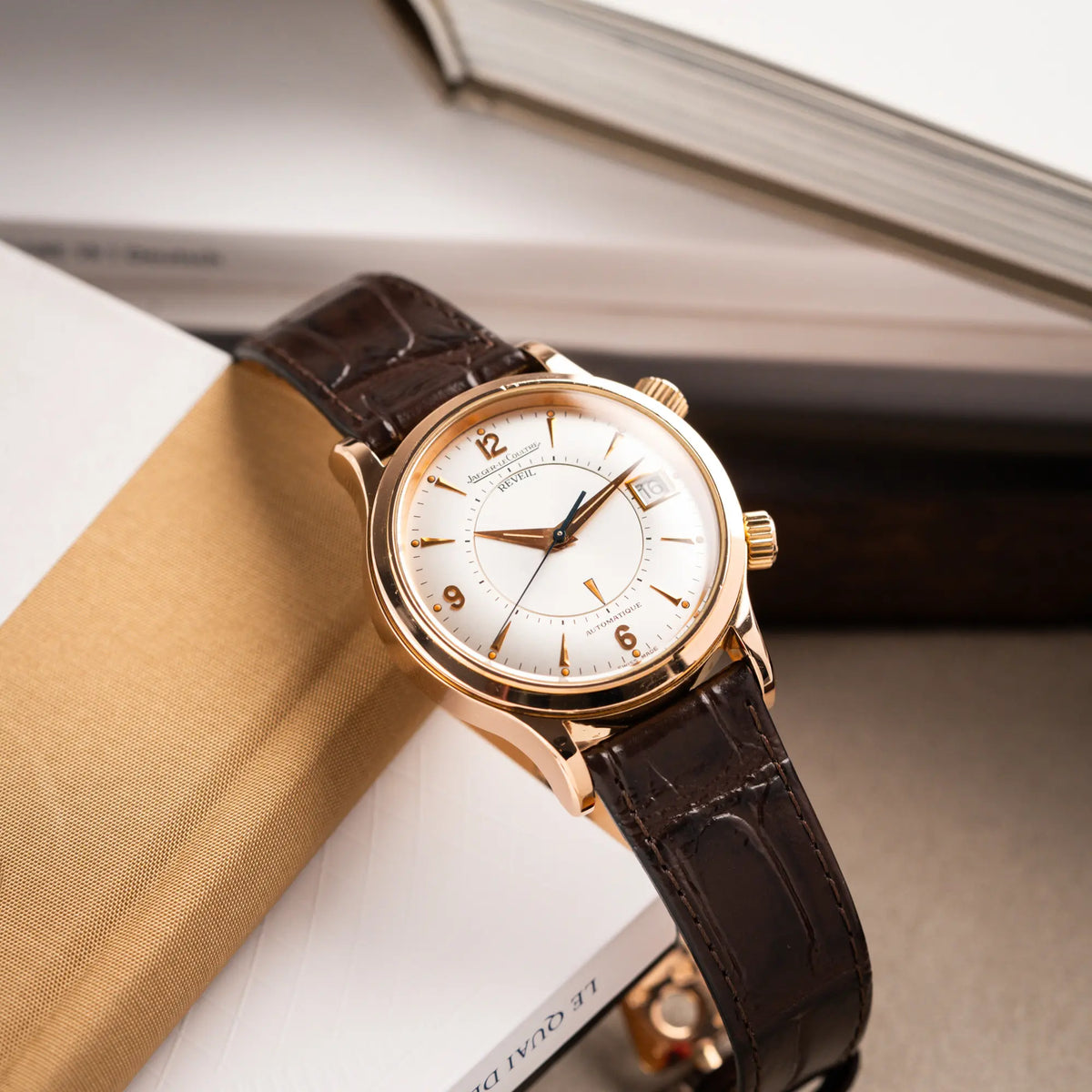 Produktfotografie der Jaeger-LeCoultre Master Memovox 141.2.97 Armbanduhr in Rosegold mit braunem Lederband als Titelbild 