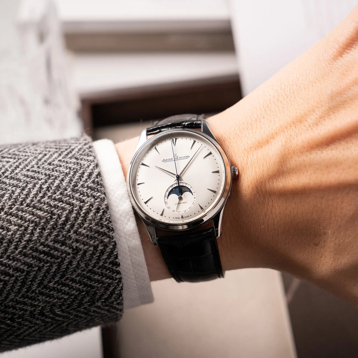 Wristshot mit der Jaeger-LeCoultre Master Ultra Thin mit Mondphase der Referenz 176.8.64.S mit weiß-silbernem Zifferblatt