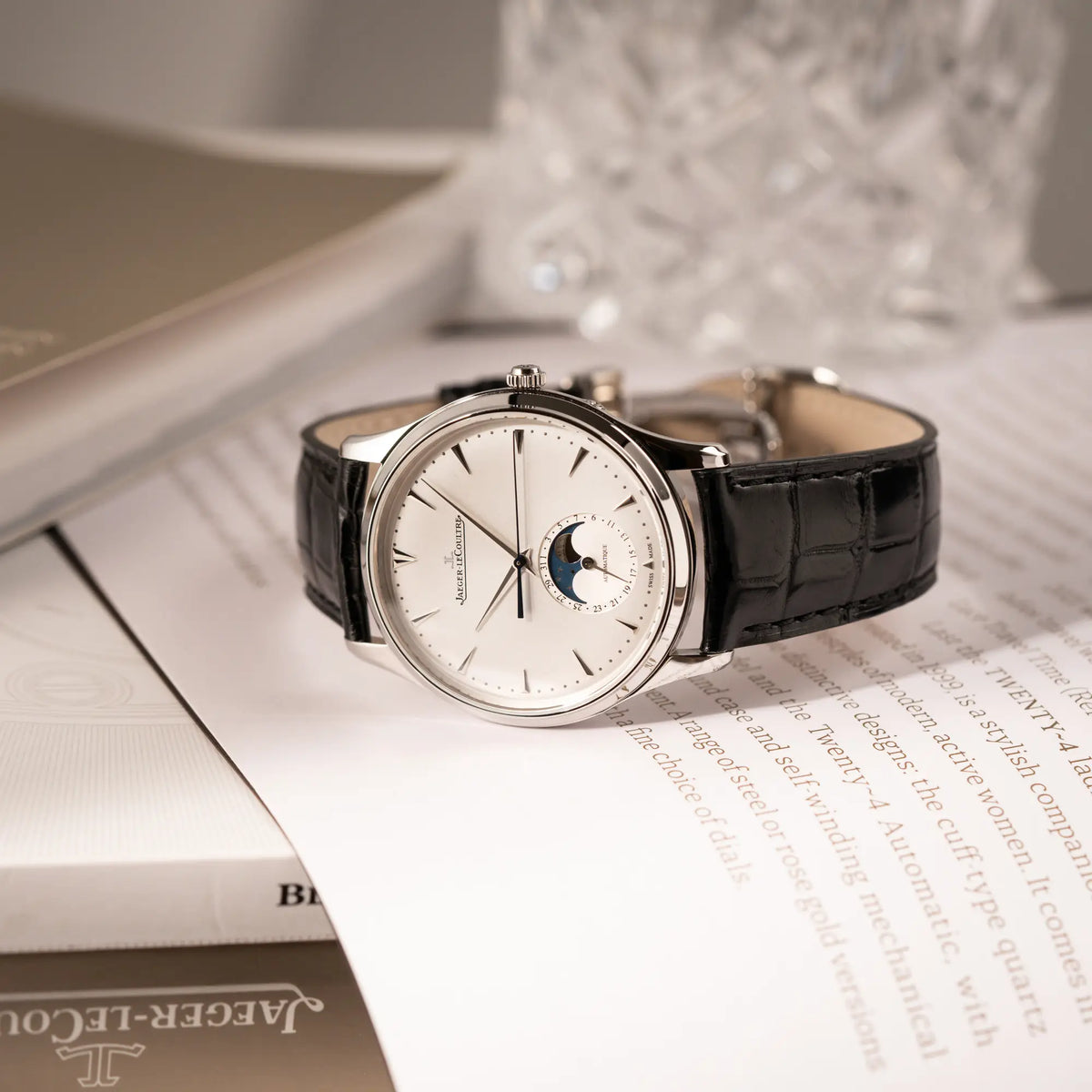 Produktfotografie der Jaeger-LeCoultre Master Ultra Thin mit Mondphase der Referenz 176.8.64.S mit weiß-silbernem Zifferblatt