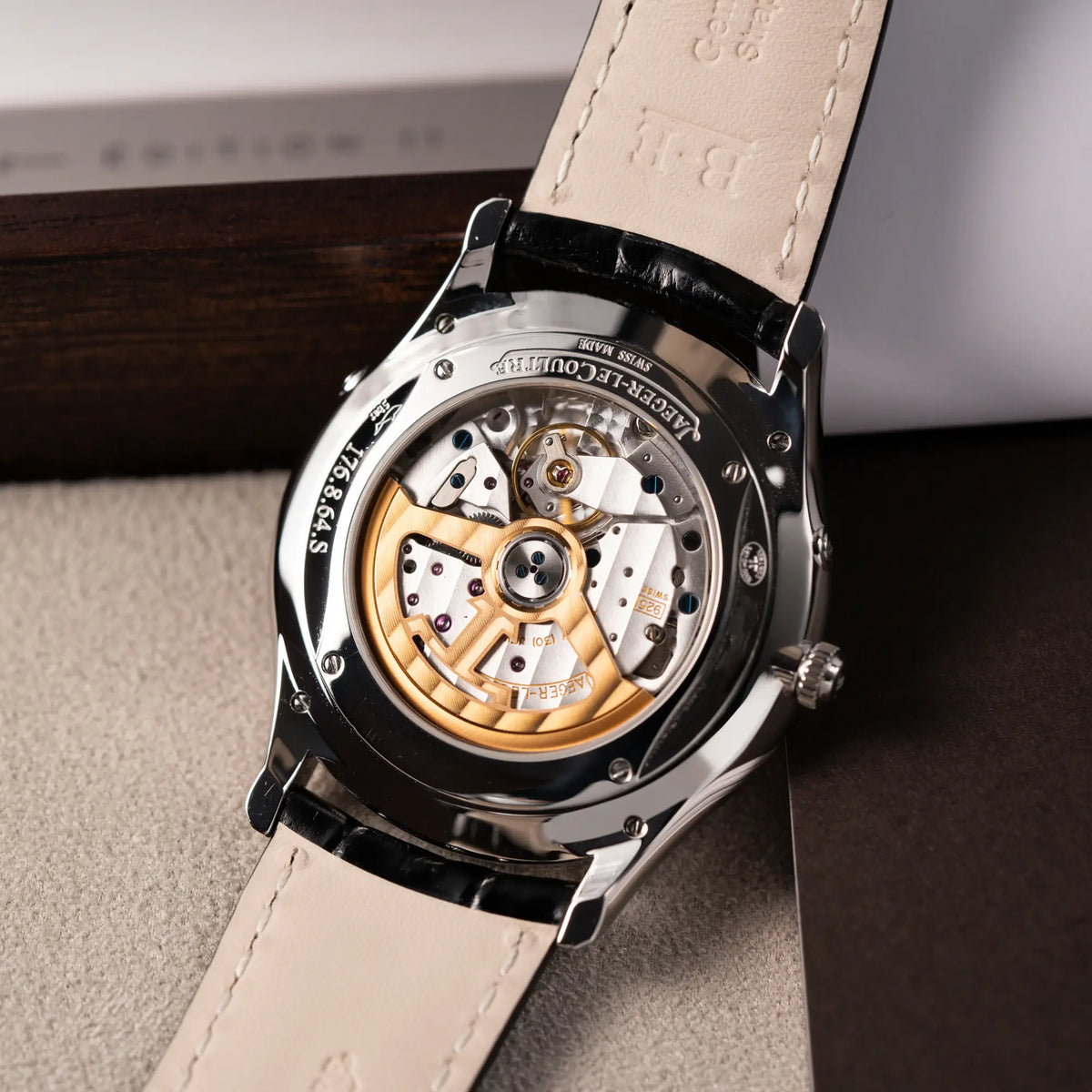 Gehäuseboden aus Glas  mit Blick auf das automatische Uhrwerk der Jaeger-LeCoultre Master Ultra Thin mit Mondphase der Referenz 176.8.64.S mit weiß-silbernem Zifferblatt