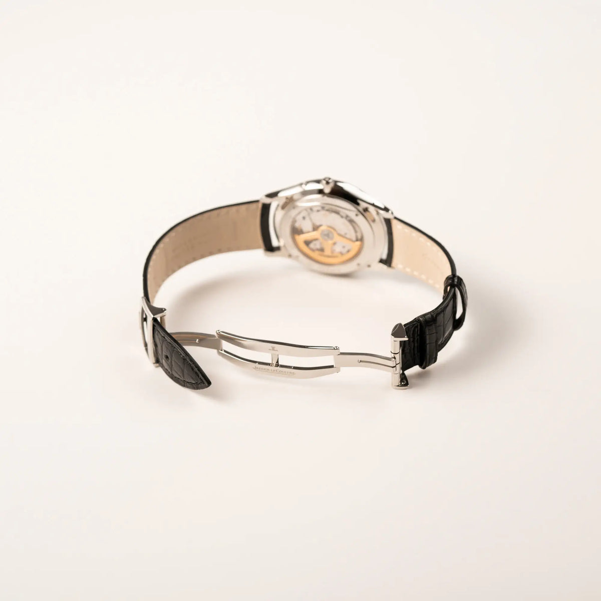 Geöffnete Doppel-Faltschliesse der Jaeger-LeCoultre Master Ultra Thin mit Mondphase der Referenz 176.8.64.S mit weiß-silbernem Zifferblatt