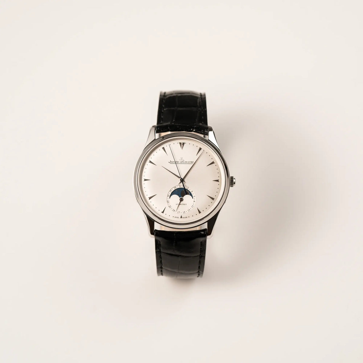 Frontale Ansicht der Jaeger-LeCoultre Master Ultra Thin mit Mondphase der Referenz 176.8.64.S mit weiß-silbernem Zifferblatt