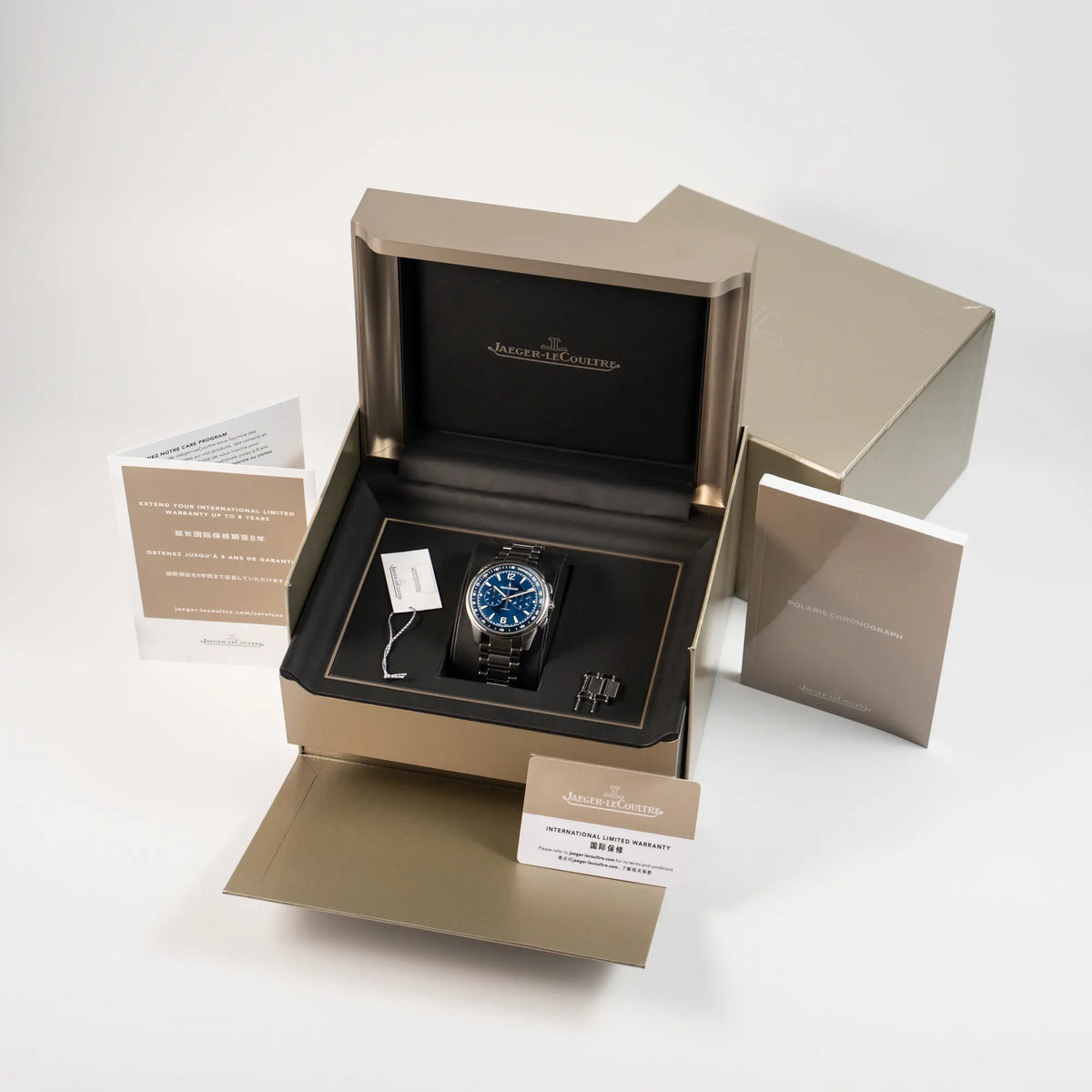 Jaeger-LeCoultre Polaris Chronograph aus 2022 mit  blauem Zifferblatt in einem 42mm Gehäuse am Stahlband zusammen mit dem Lieferumfang, betsehend aus Box mit Umkarton, Garantiekarte, Bedienungsanleitung, Garantieverlängerungskarte und Hangtag