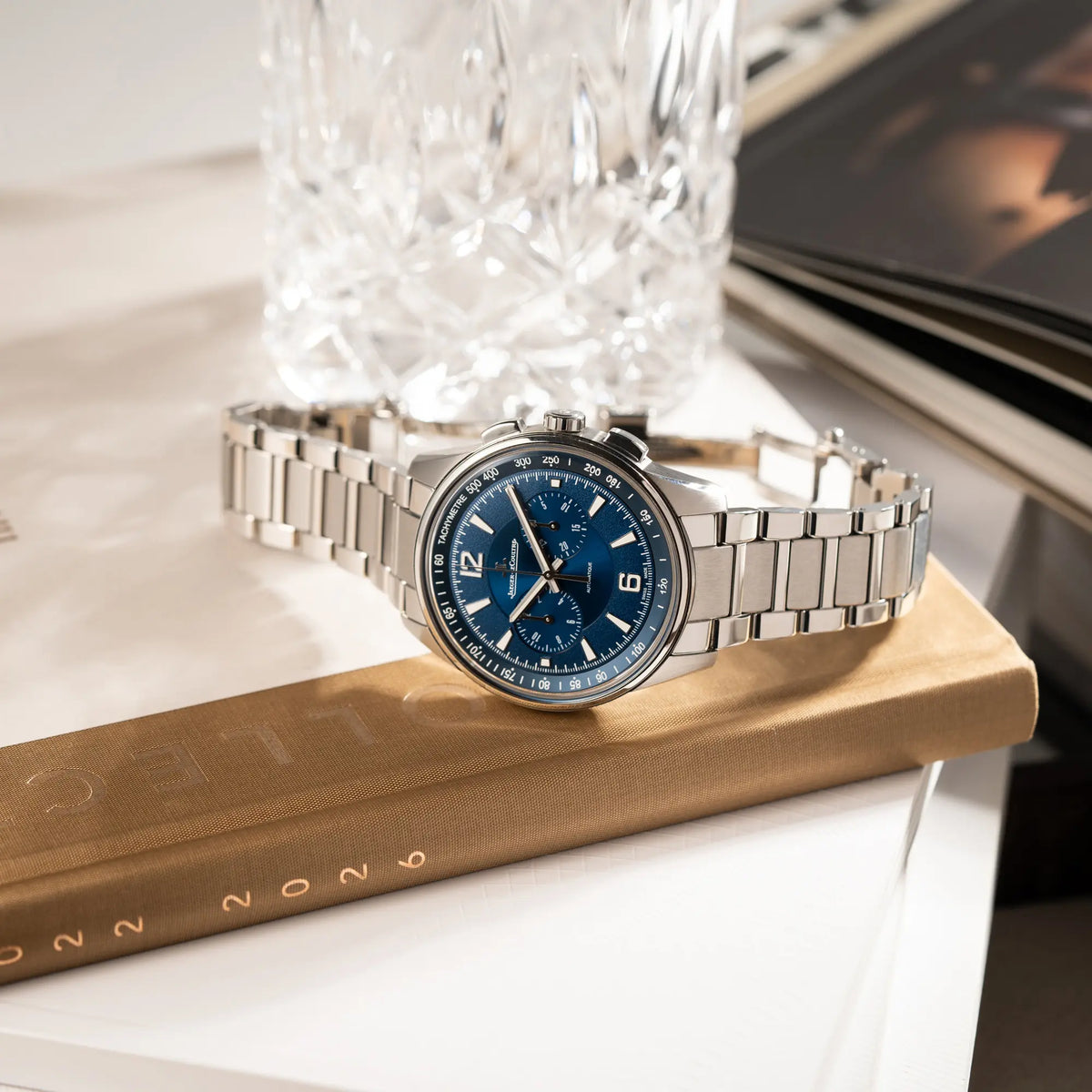 Produktfotografie des Jaeger-LeCoultre Polaris Chronograph aus 2022 mit  blauem Zifferblatt in einem 42mm Gehäuse am Stahlband