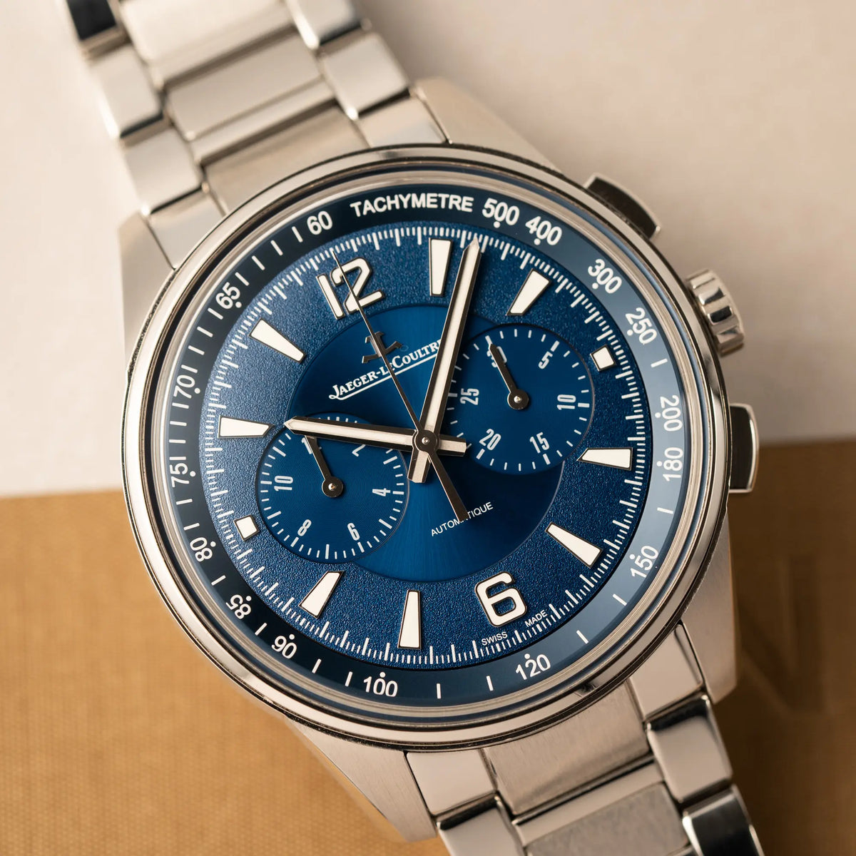 Produktfotografie zeigt den Uhrenkopf des Jaeger-LeCoultre Polaris Chronograph aus 2022 mit  blauem Zifferblatt in einem 42mm Gehäuse am Stahlband