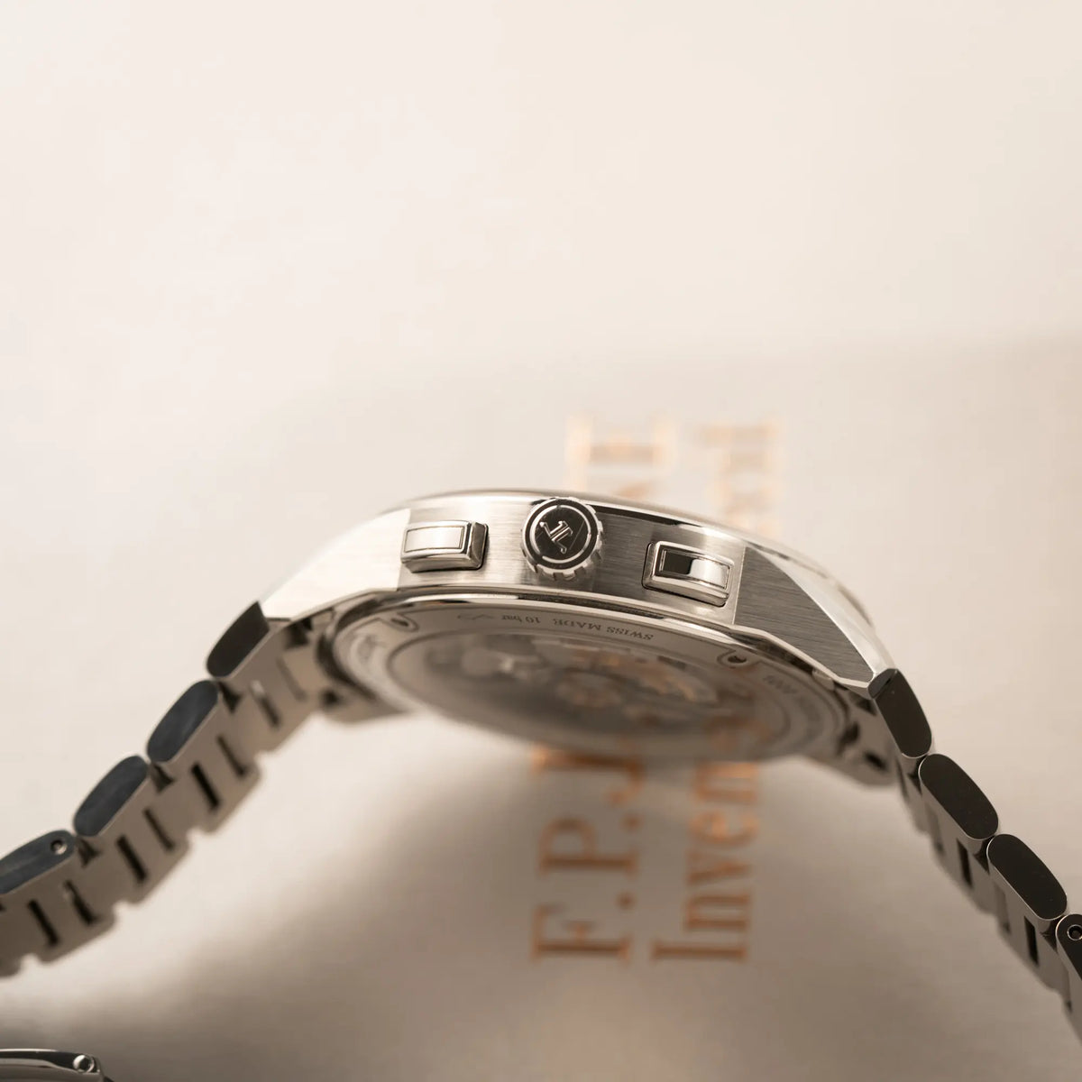 Produktfotografie der seitlichen Gehäuseflanke mit Aufzugskrone und Chronograph-Drücker des Jaeger-LeCoultre Polaris Chronograph aus 2022 mit  blauem Zifferblatt in einem 42mm Gehäuse am Stahlband
