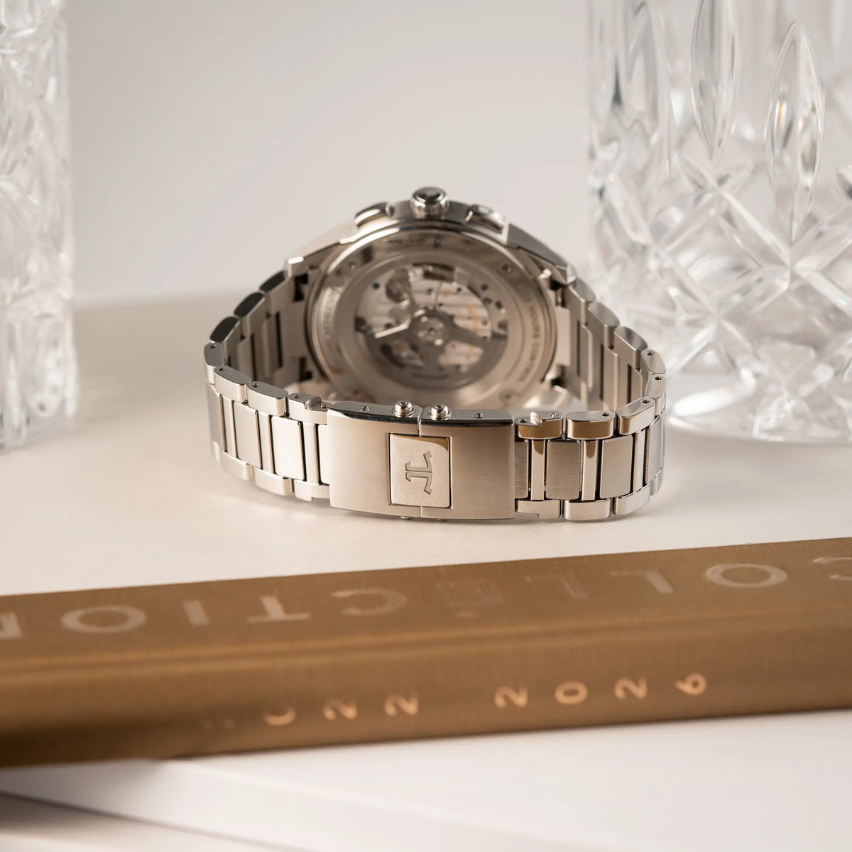 Produktfotografie des Jaeger-LeCoultre Polaris Chronograph aus 2022 mit  blauem Zifferblatt in einem 42mm Gehäuse am Stahlband zeigt die geschlossene JLC-Schmetterlings-Schliese